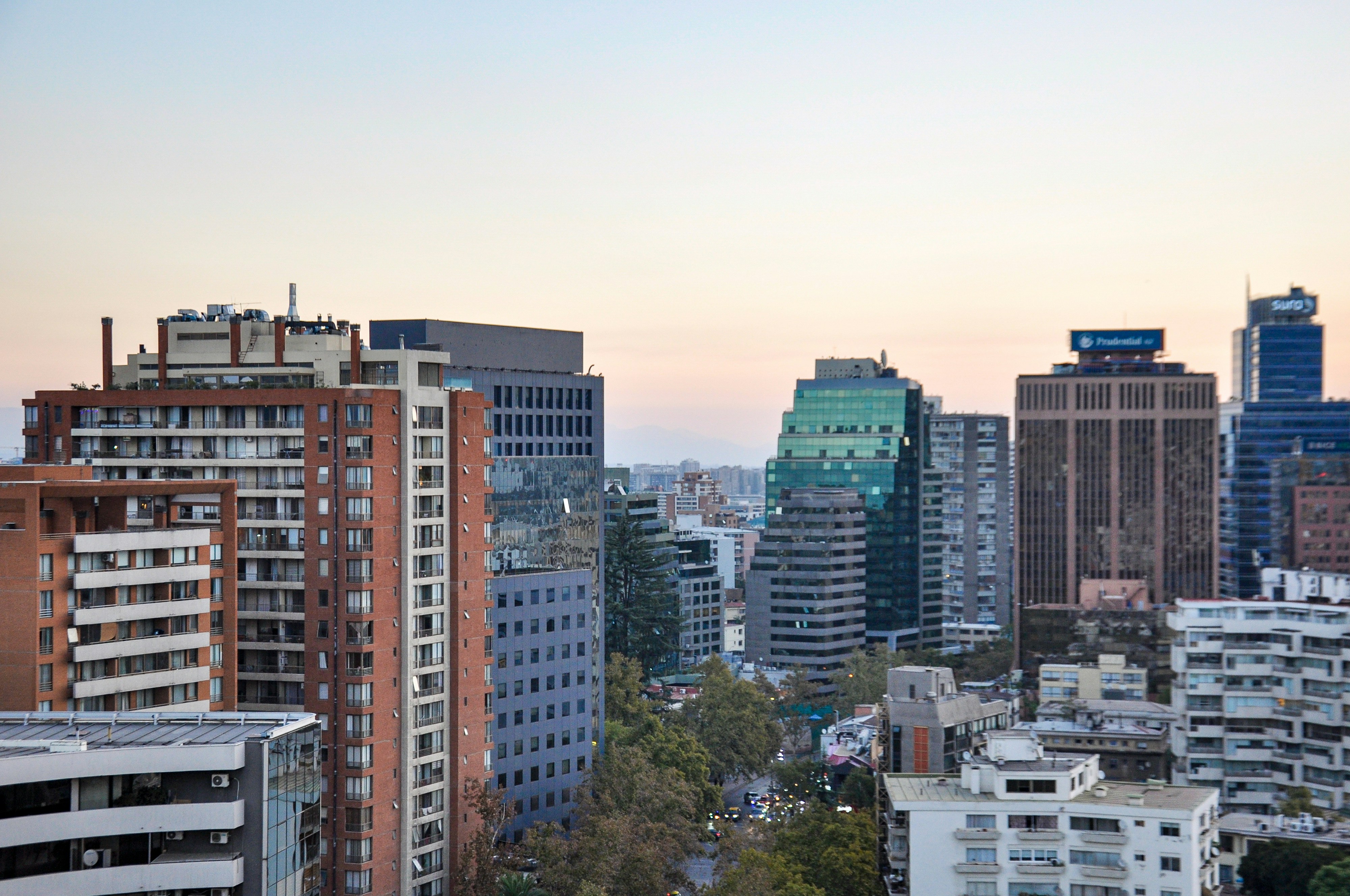Horizonte urbano moderno con estilos arquitectónicos diversos al anochecer
