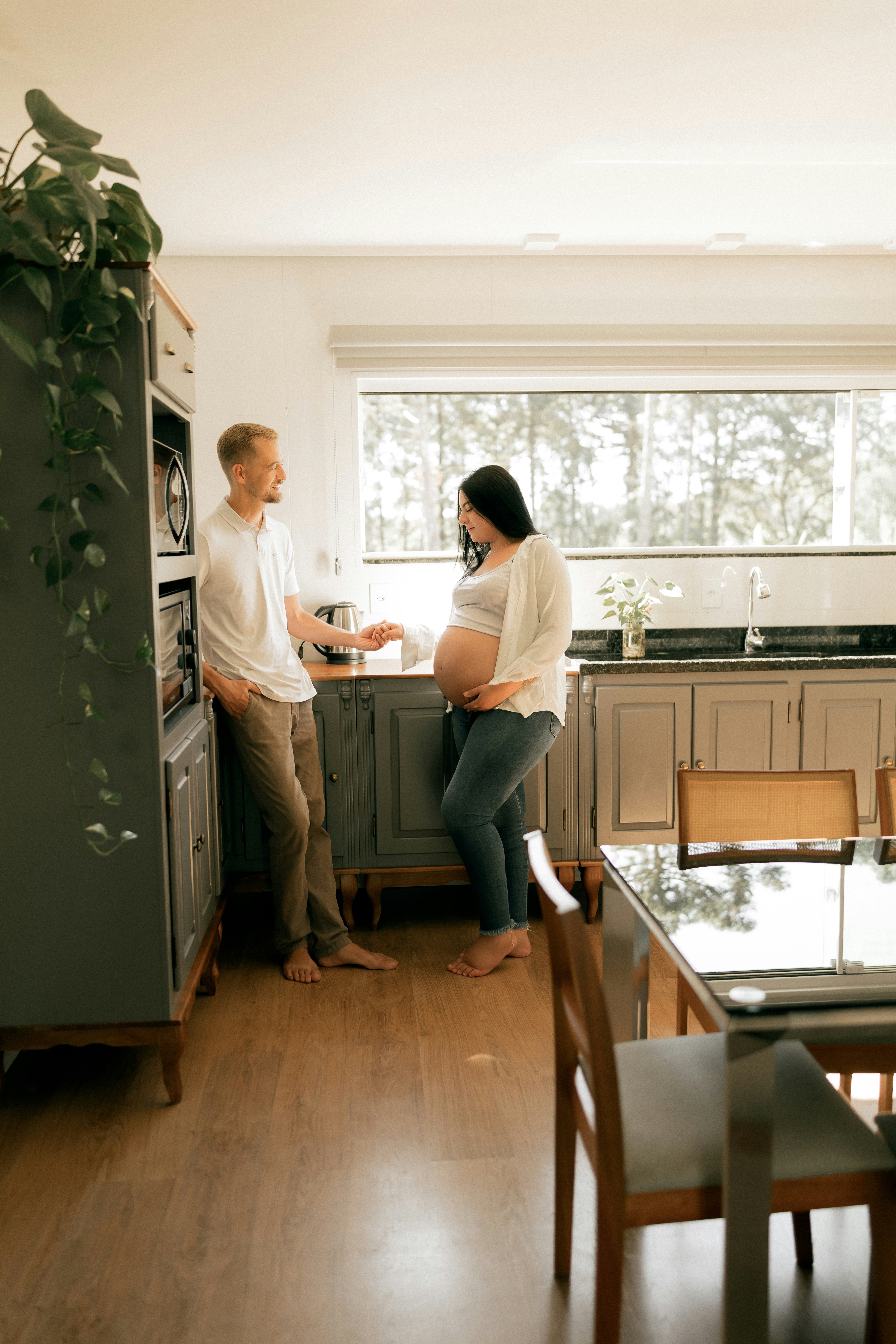 Una mujer embarazada y un hombre en una cocina