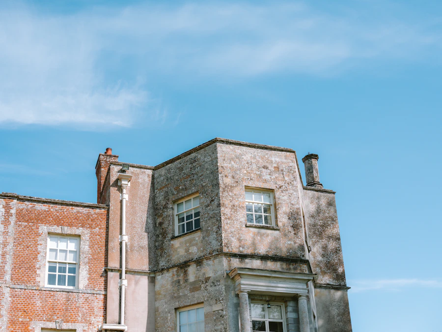 Ferme rurale en pierre avec murets et cheminée