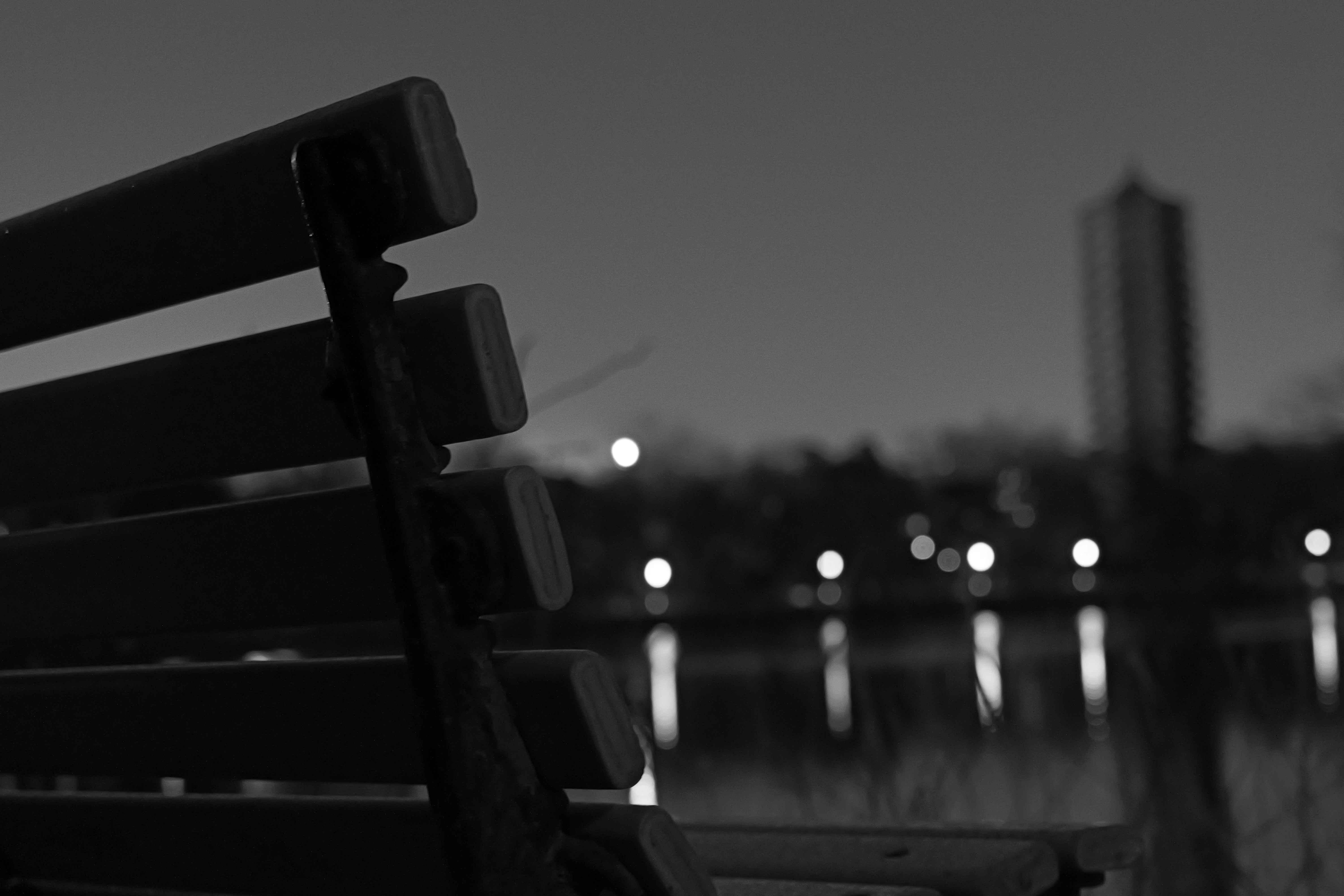 Banc en bois près d’un lac la nuit.