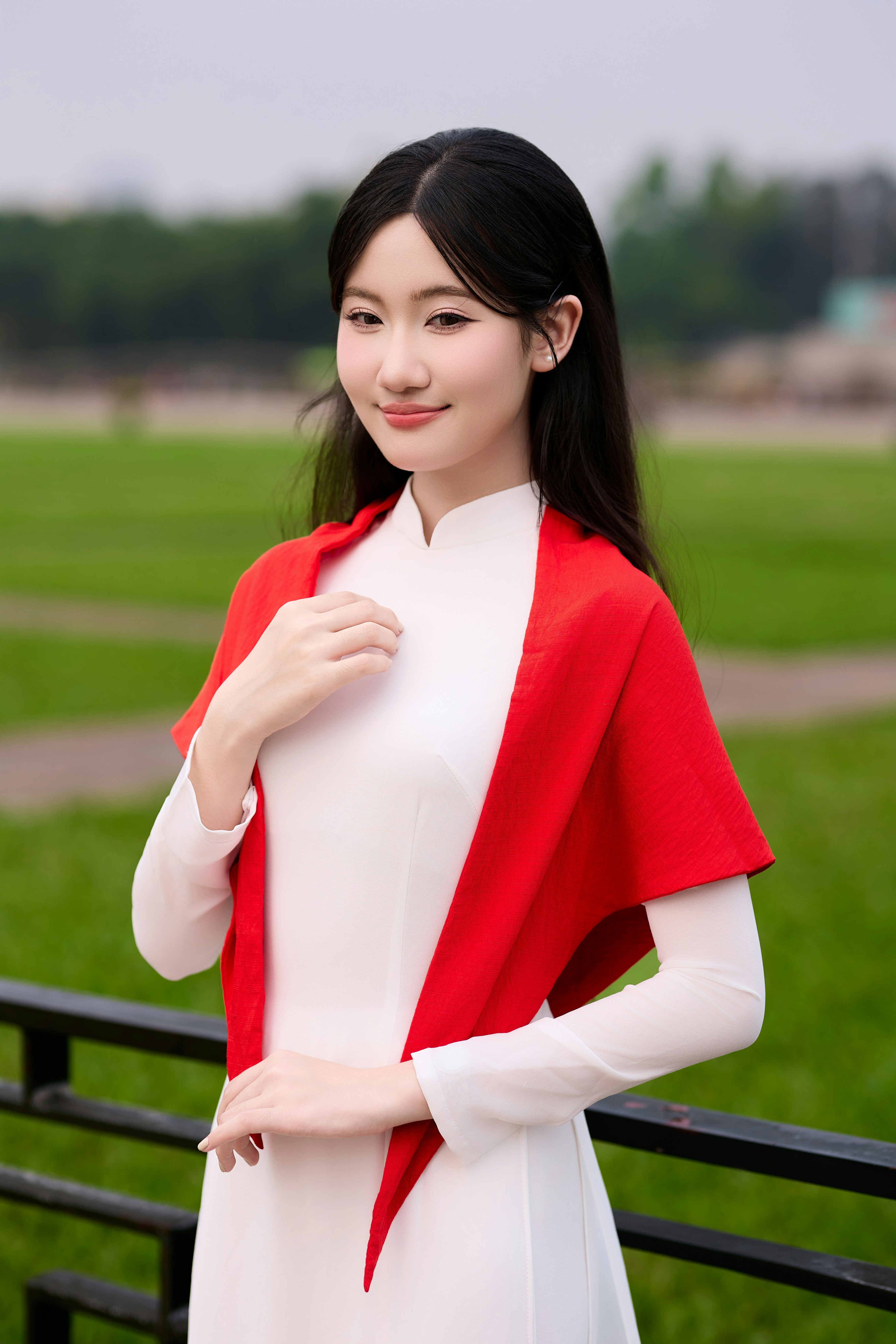 black dress with red shawl A young woman in a white and FW25 MAIN Perfect for Milania | Black Asymmetric-Neck Burgundy Size:34 Long