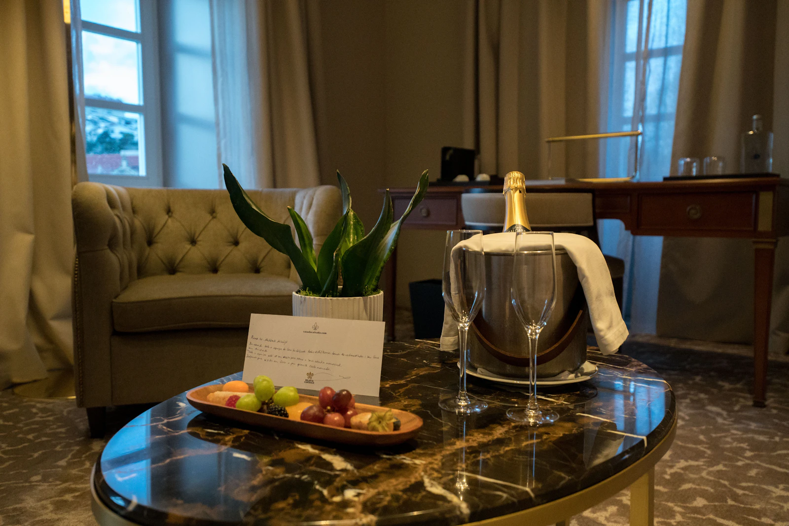 Coupes de champagne et corbeille de fruits préparées pour l'arrivée d'un client à l'hôtel