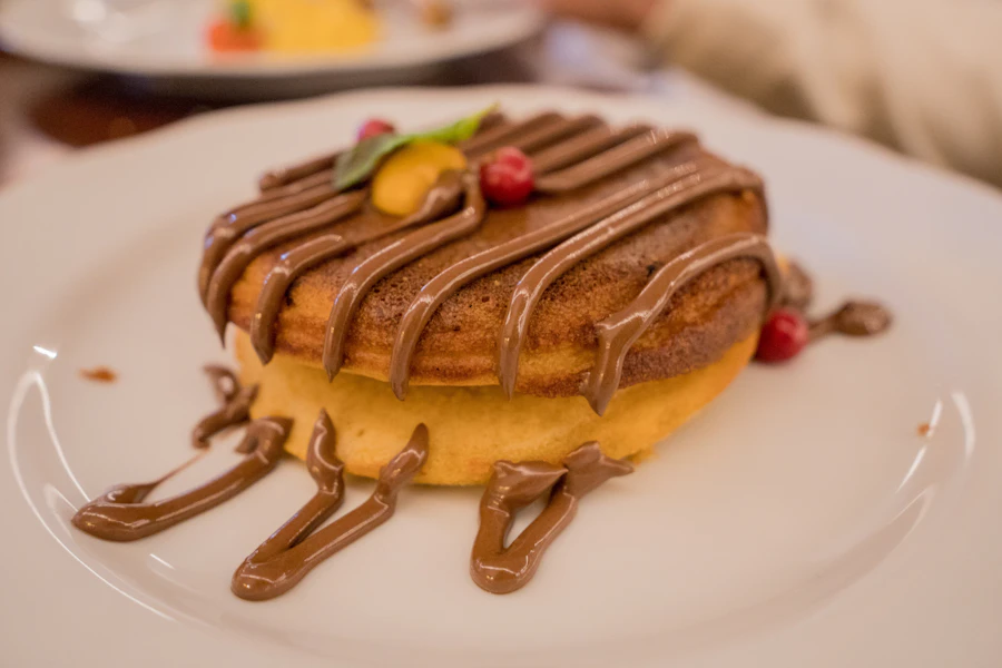 meyveyle süslenmiş pancake