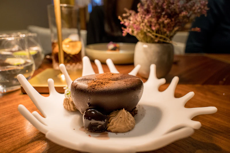 Sobremesa da casa, fondant de chocolate em prato de apresentação