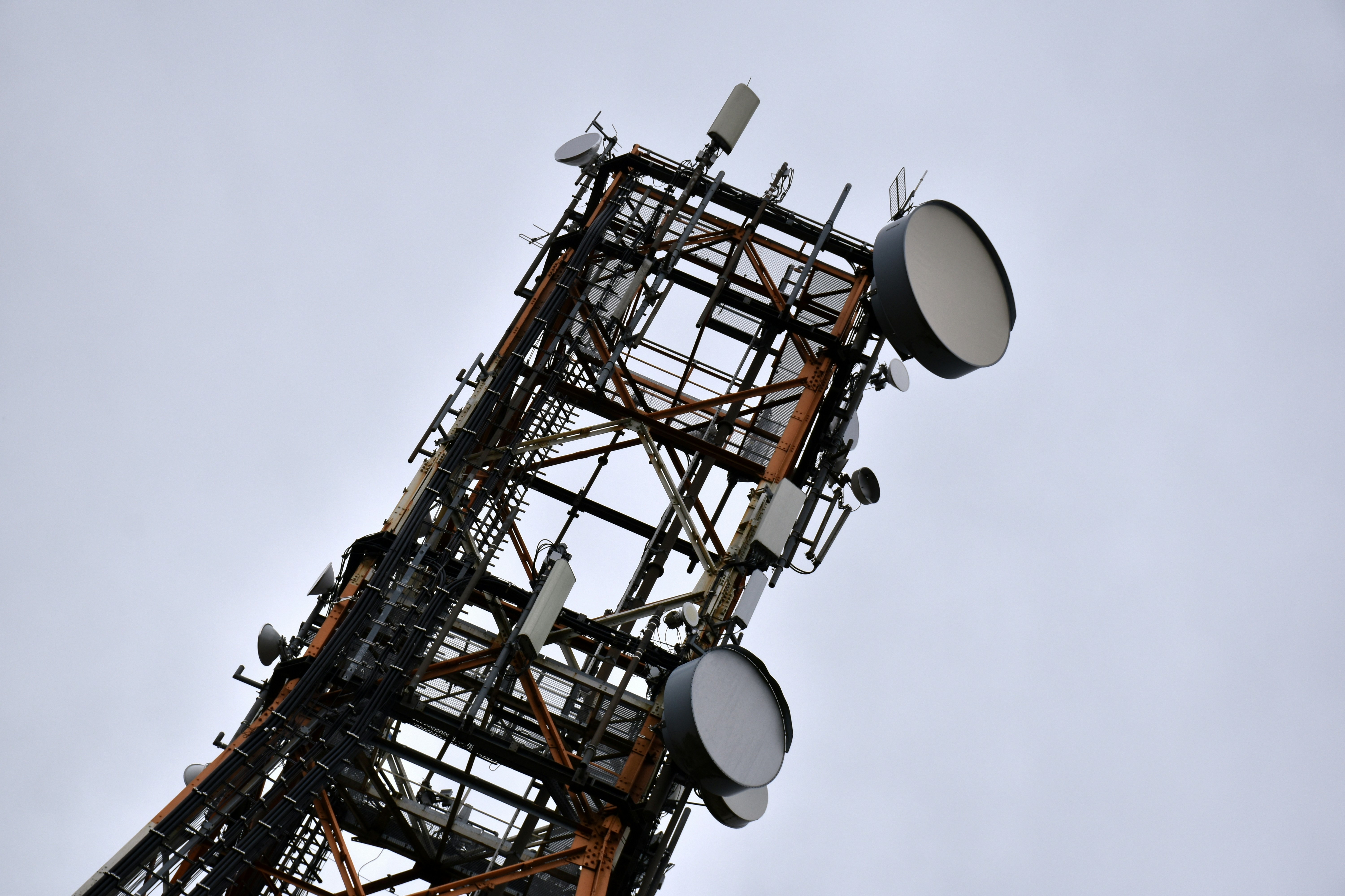 흐린 하늘을 배경으로 한 높은 통신탑