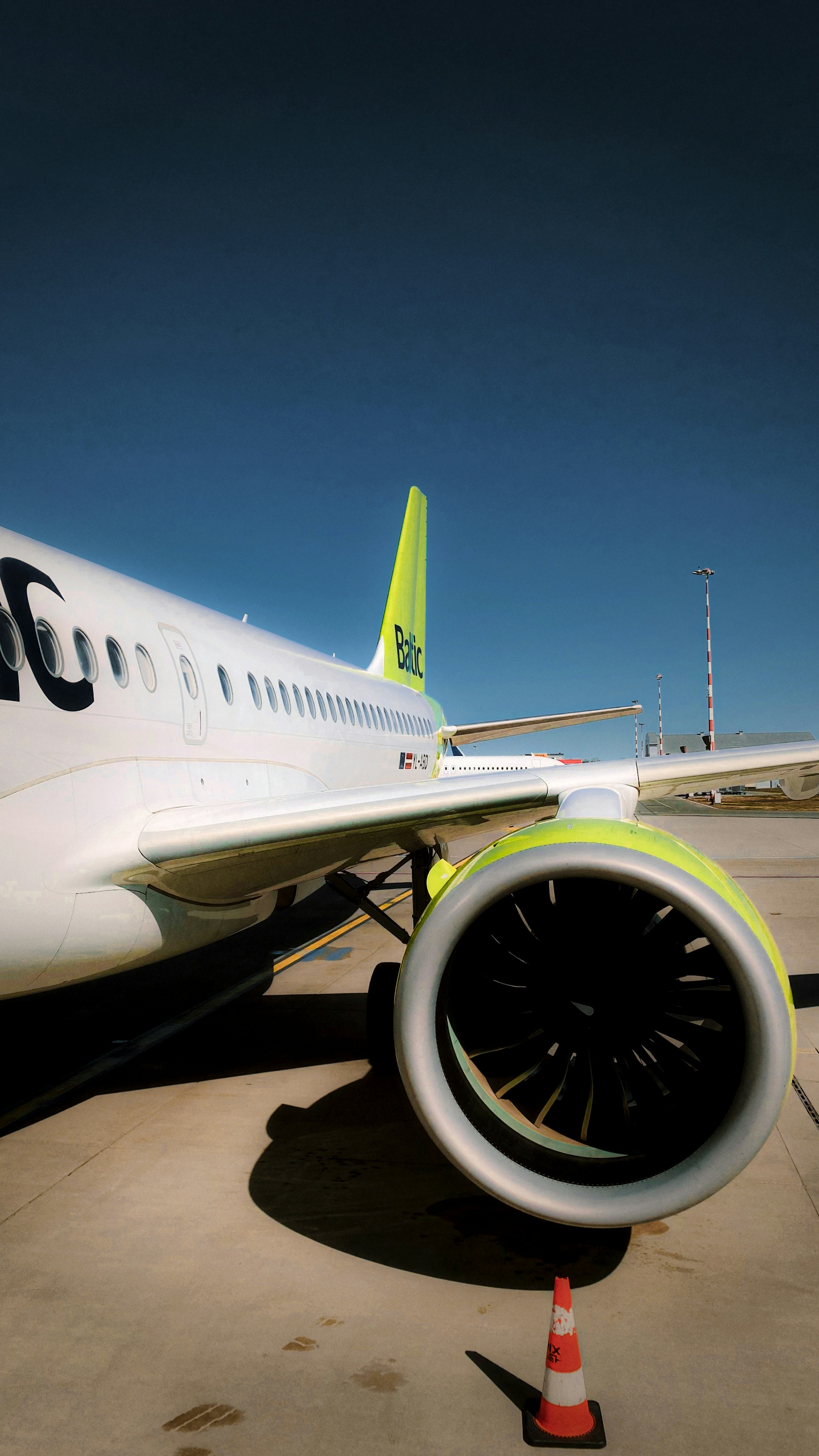 Motore e coda dell'aereo contro un cielo azzurro.