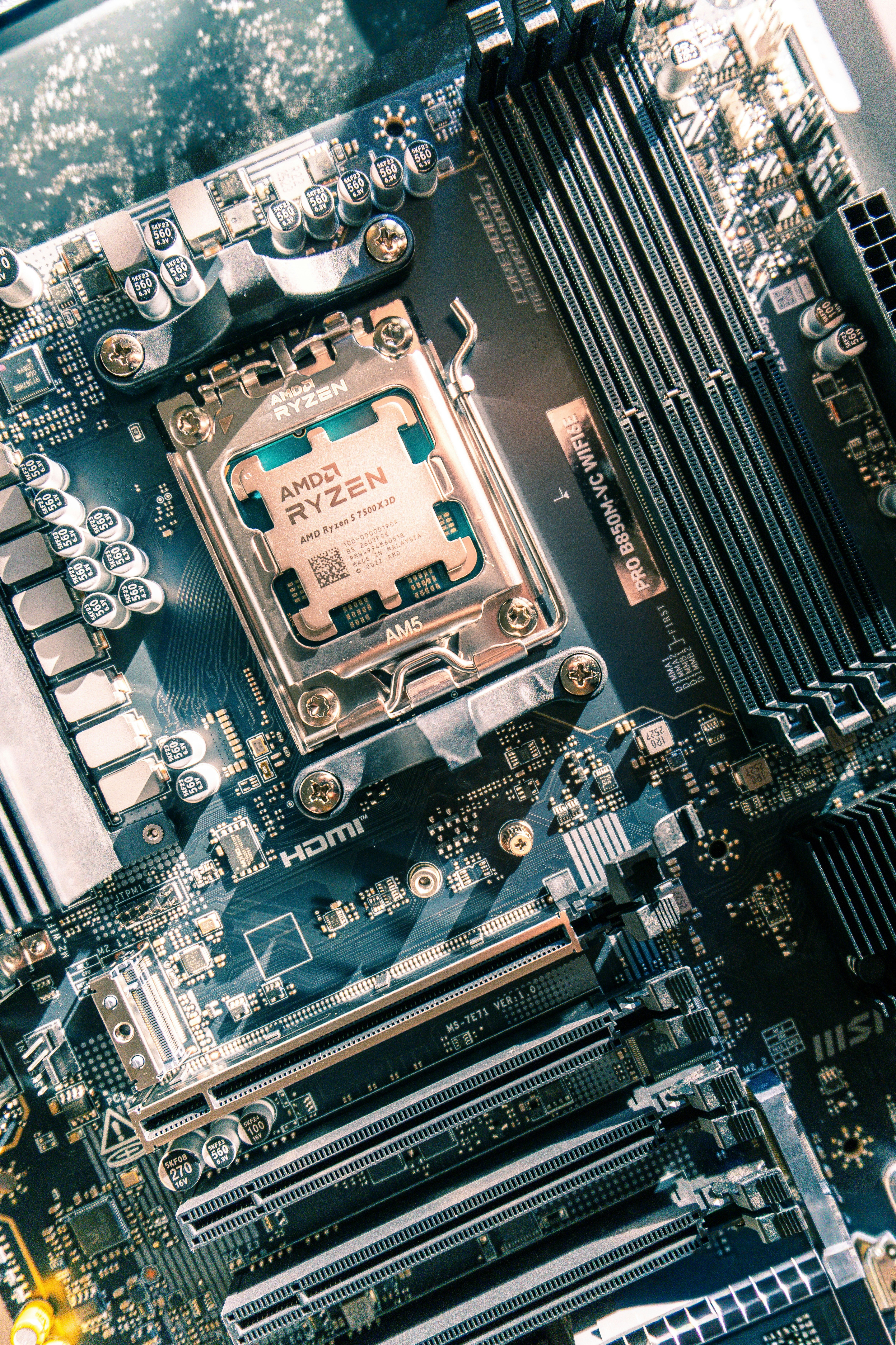 Nahaufnahme eines Computer-Mainboards mit CPU-Buchse