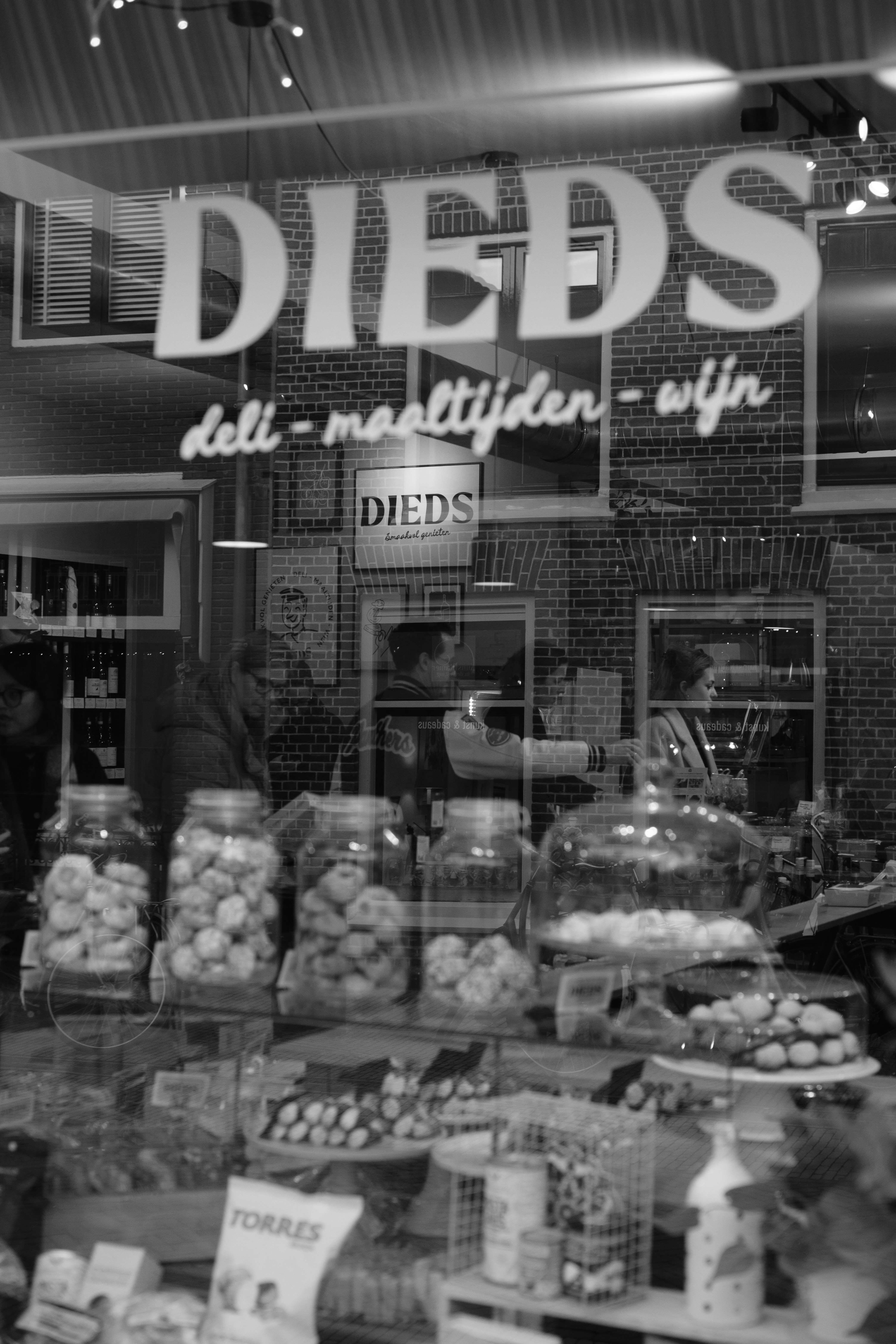 Dieds deli storefront with food displays