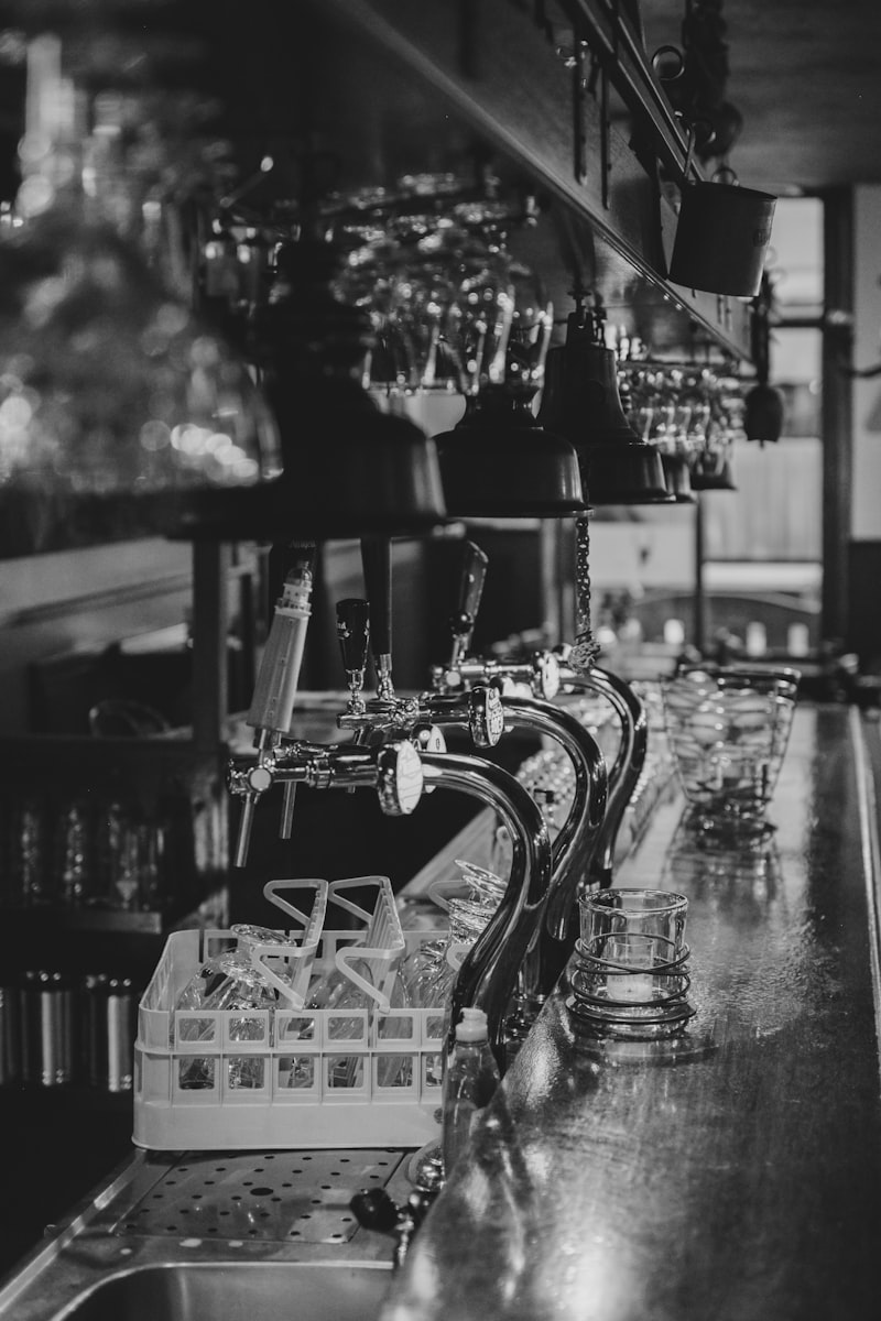 어두운 재즈바의 나무 카운터와 담배 연기 &mdash; 딥디크 오르페옹