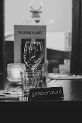 Table setting with 'gereserveerd' sign and wine glasses