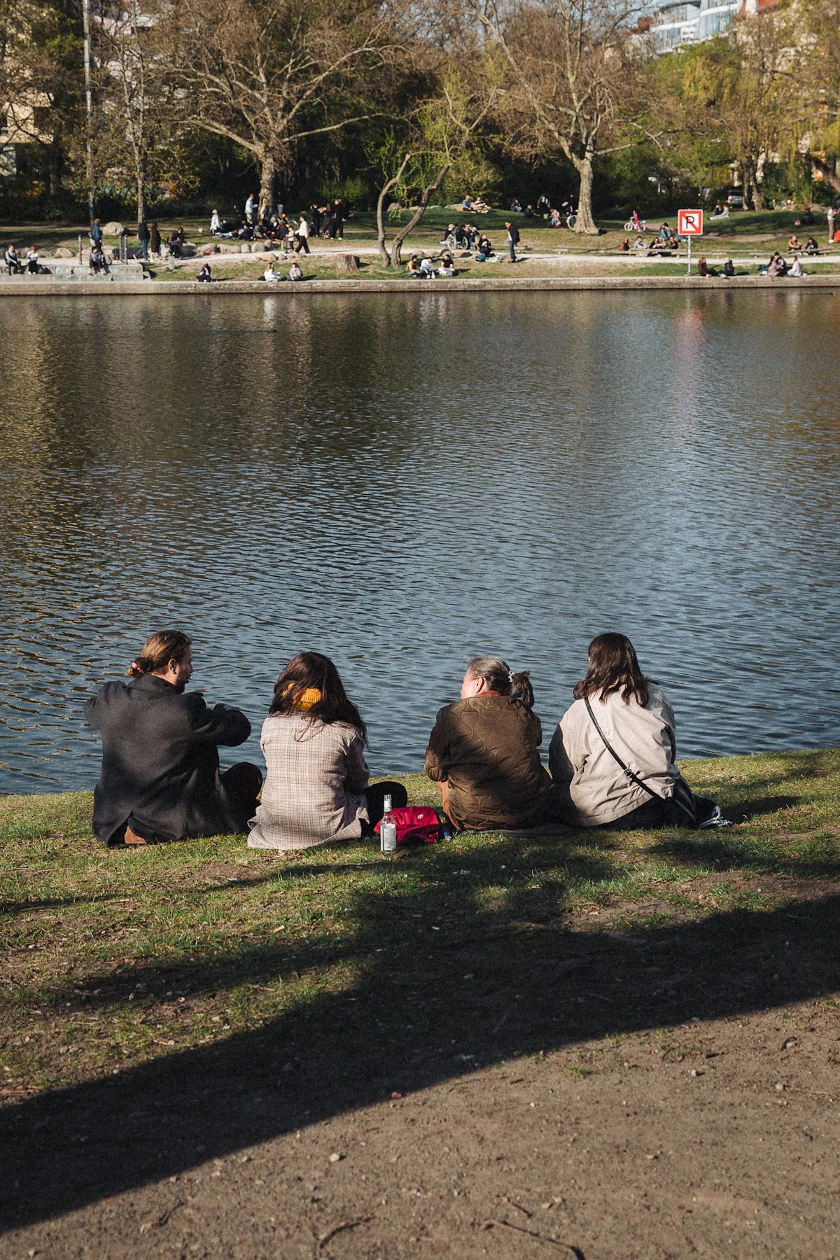 Freunde genießen einen sonnigen Tag gemeinsam am See