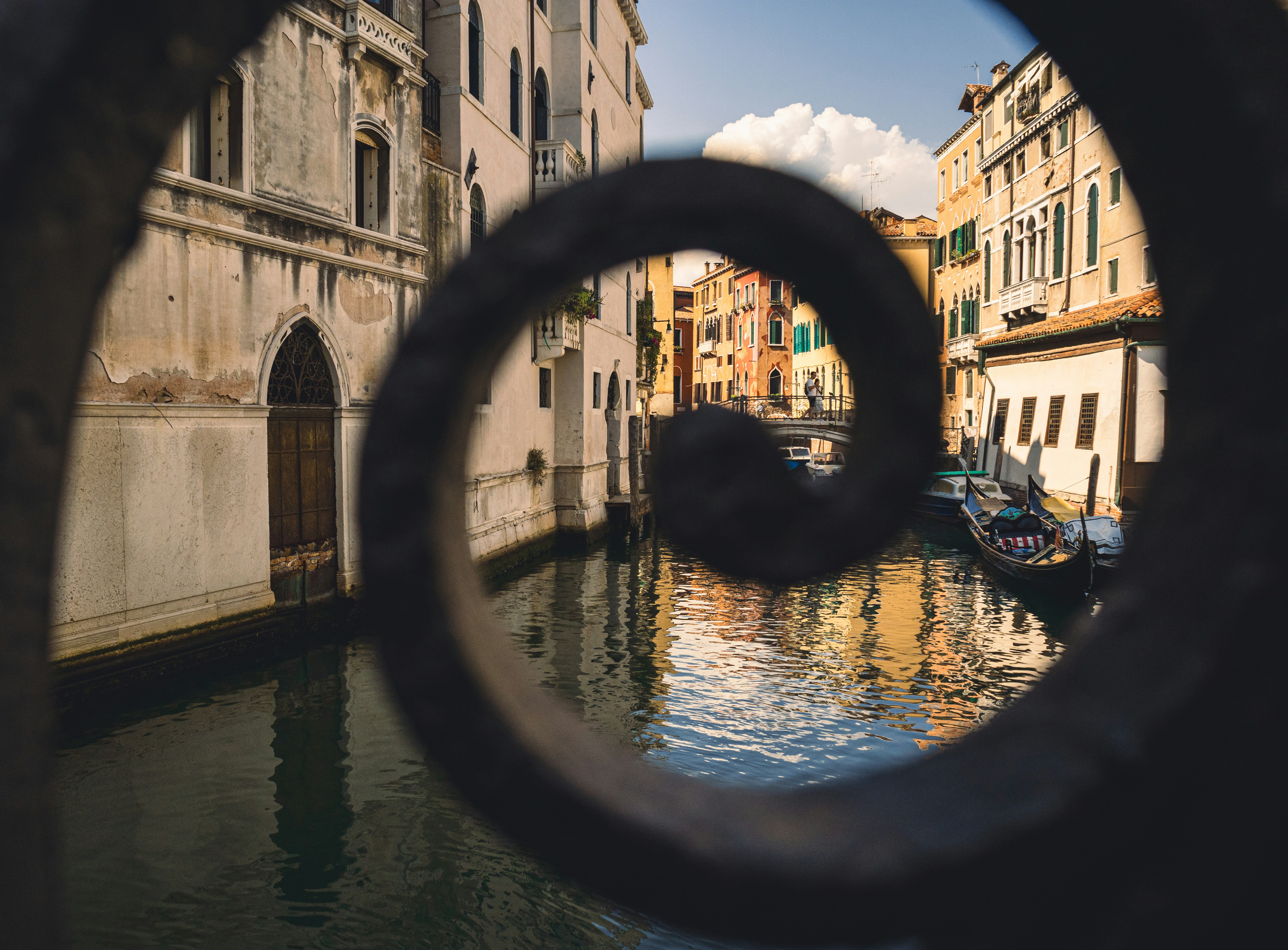 Venezianischer Kanal, durch eine dekorative Metallspirale betrachtet.