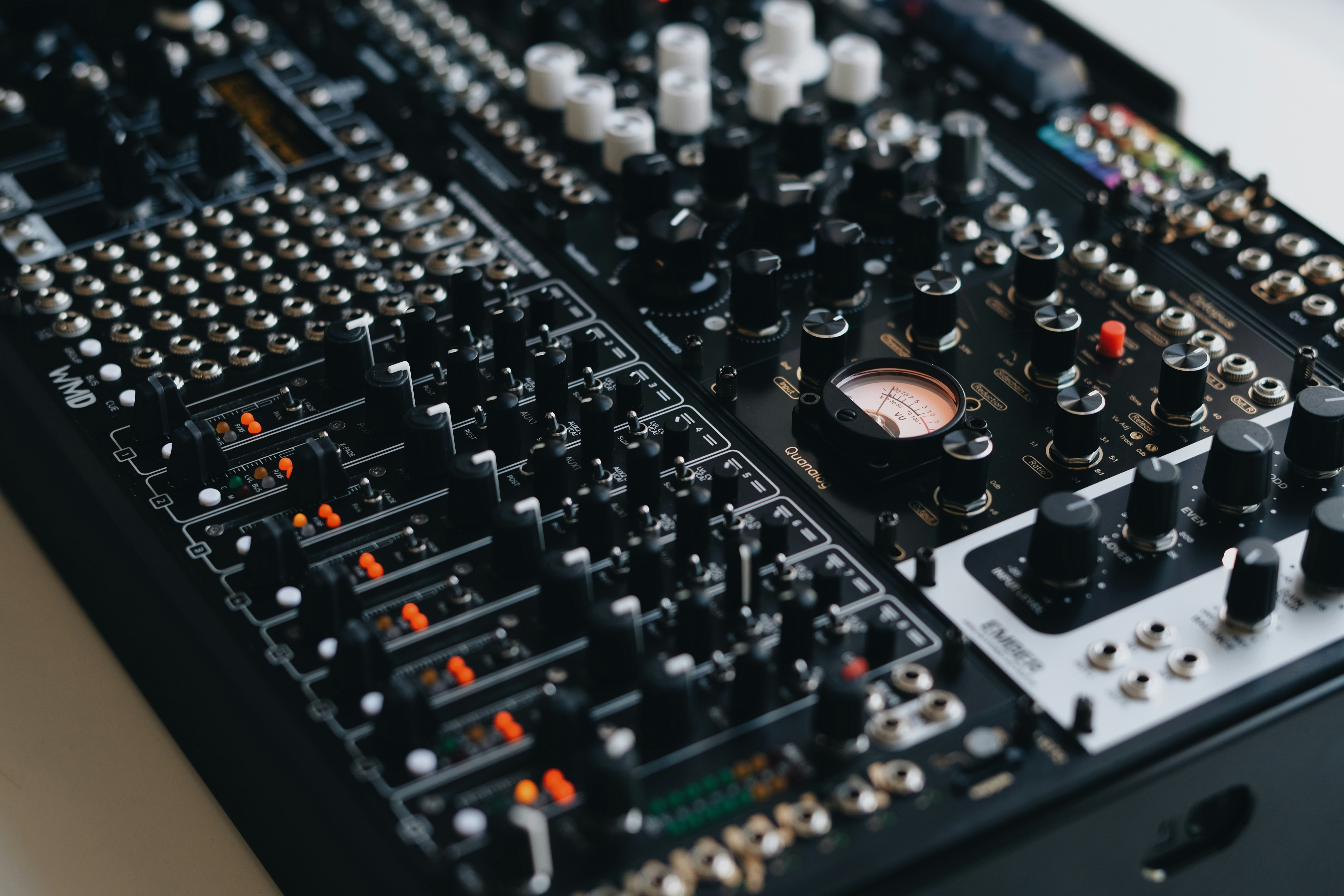 Radios Électro et Dance : Le Guide Ultime du Streaming 2026