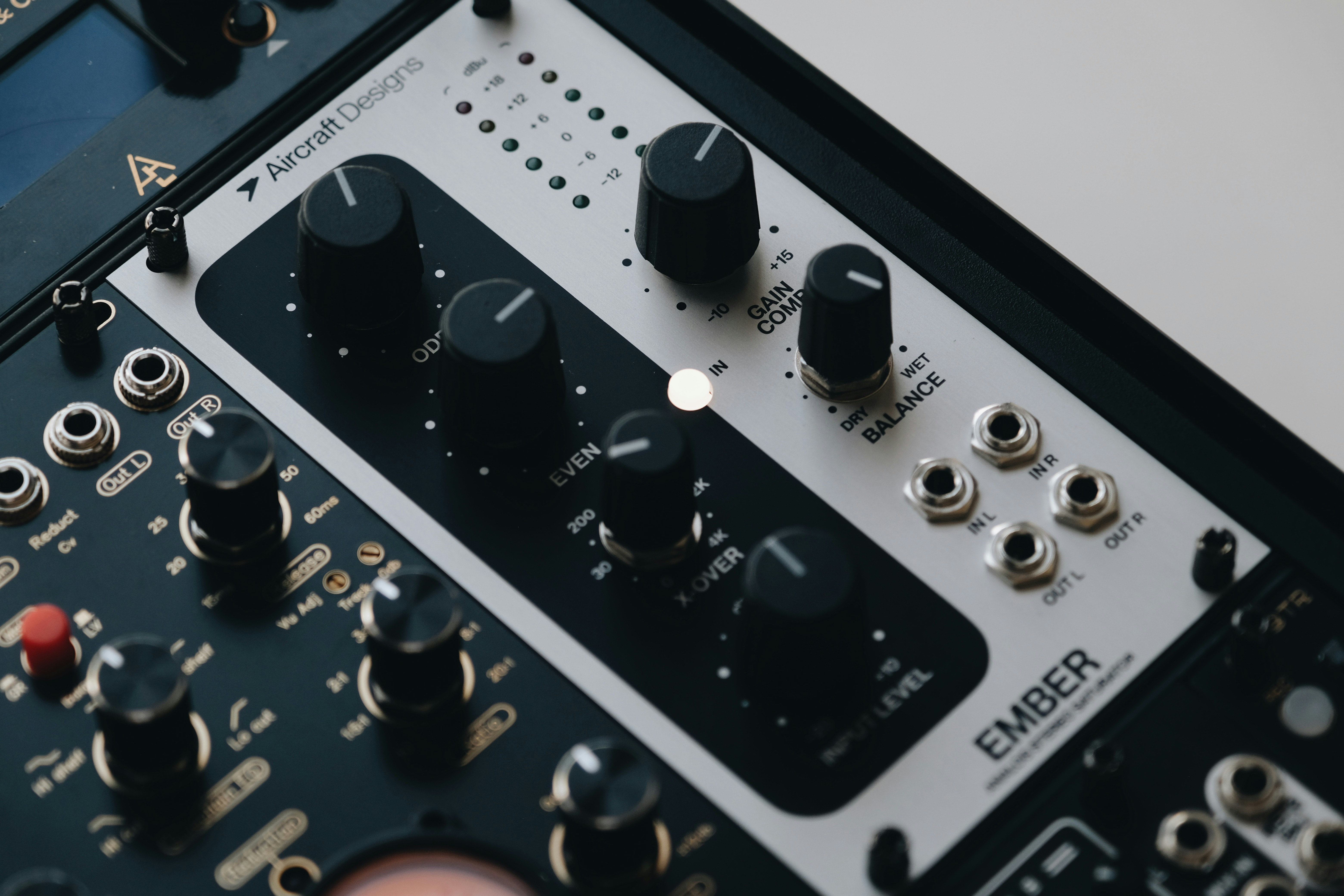 Close-up peralatan audio elektronik dengan kenop.