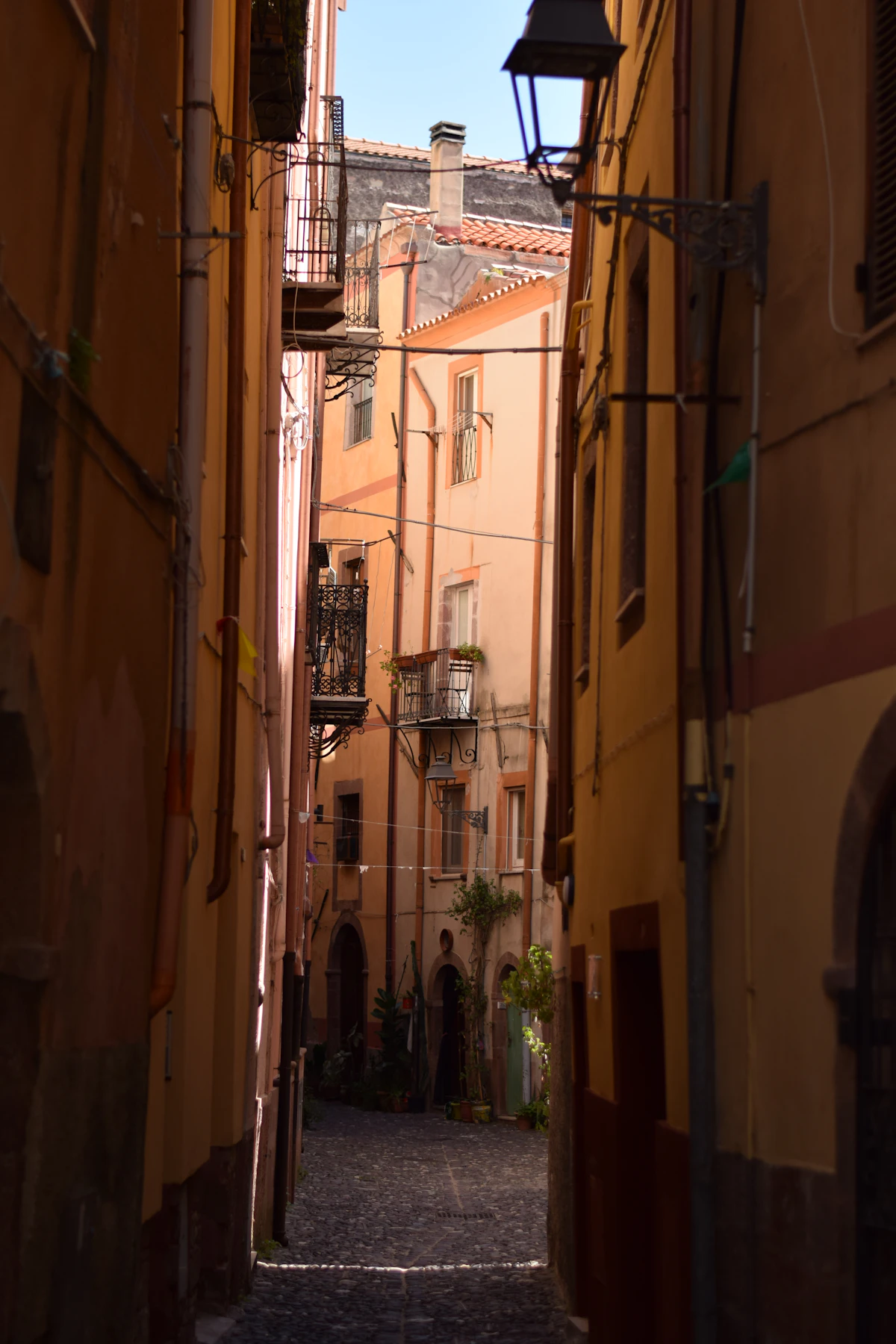 Carrer empedrat del nucli antic