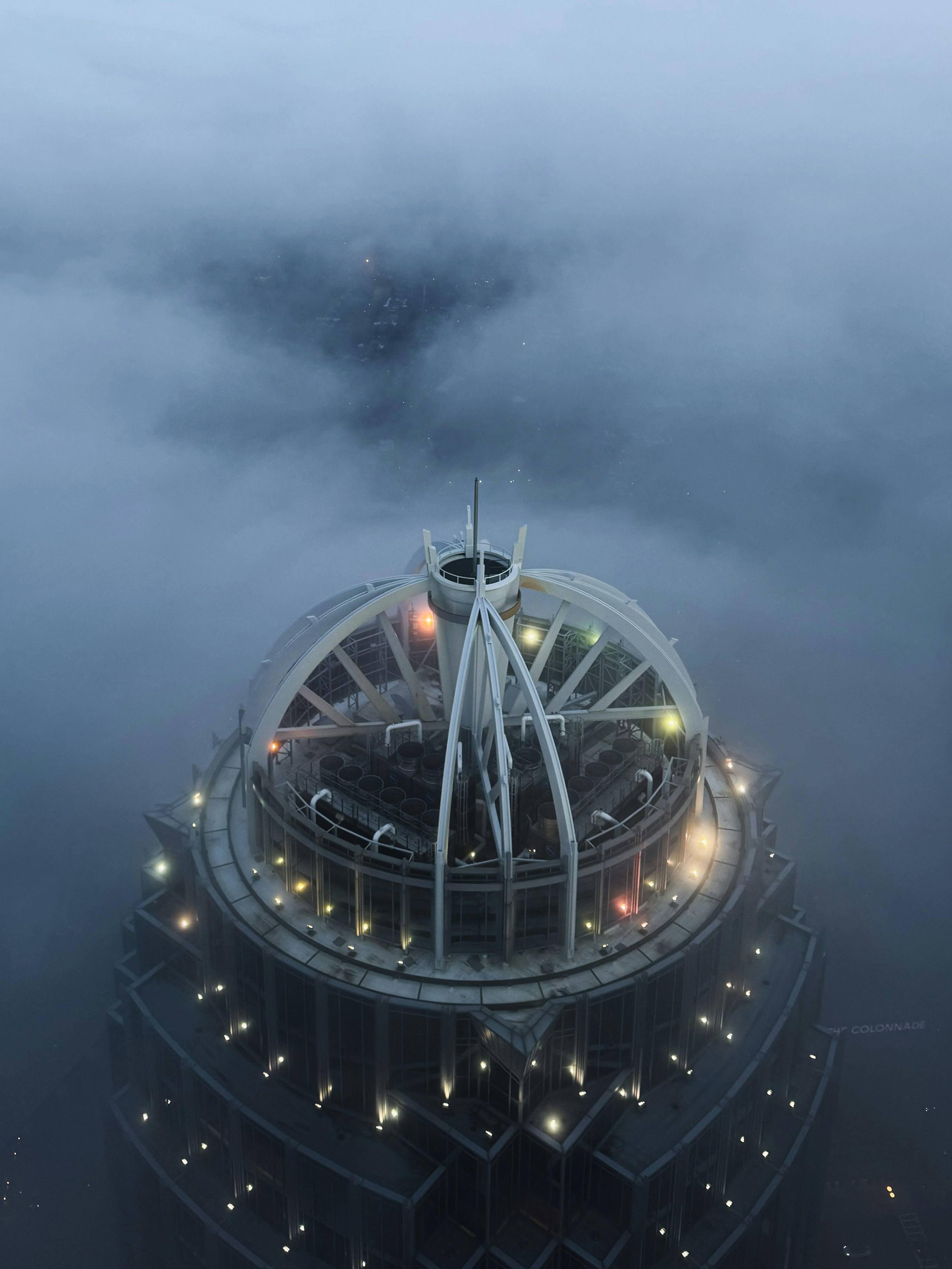Un edificio abovedado ornamentado emerge de la densa niebla por la noche.