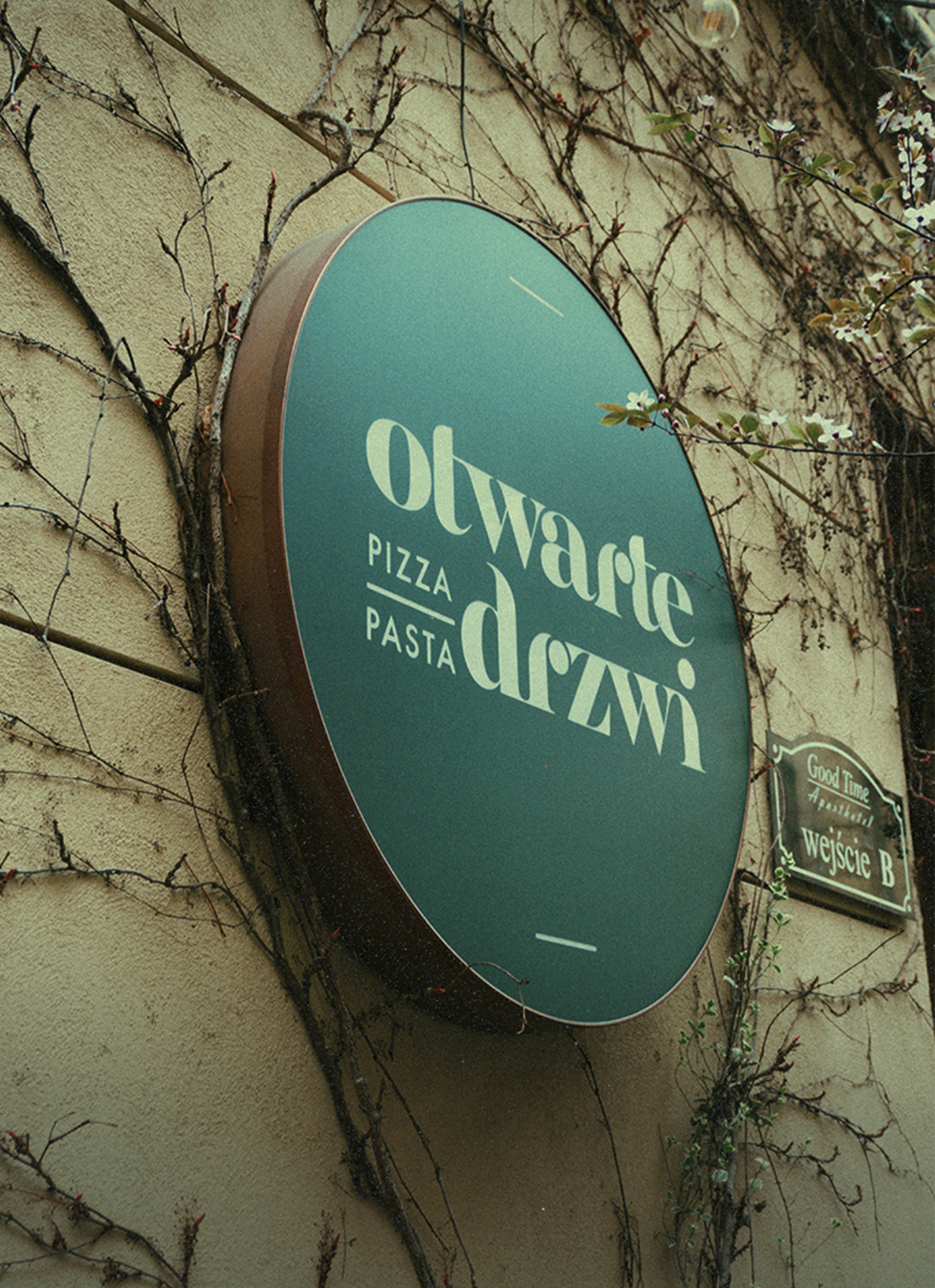 Placa azul-petróleo para restaurante "otwarte drzwi" com pizza e macarrão