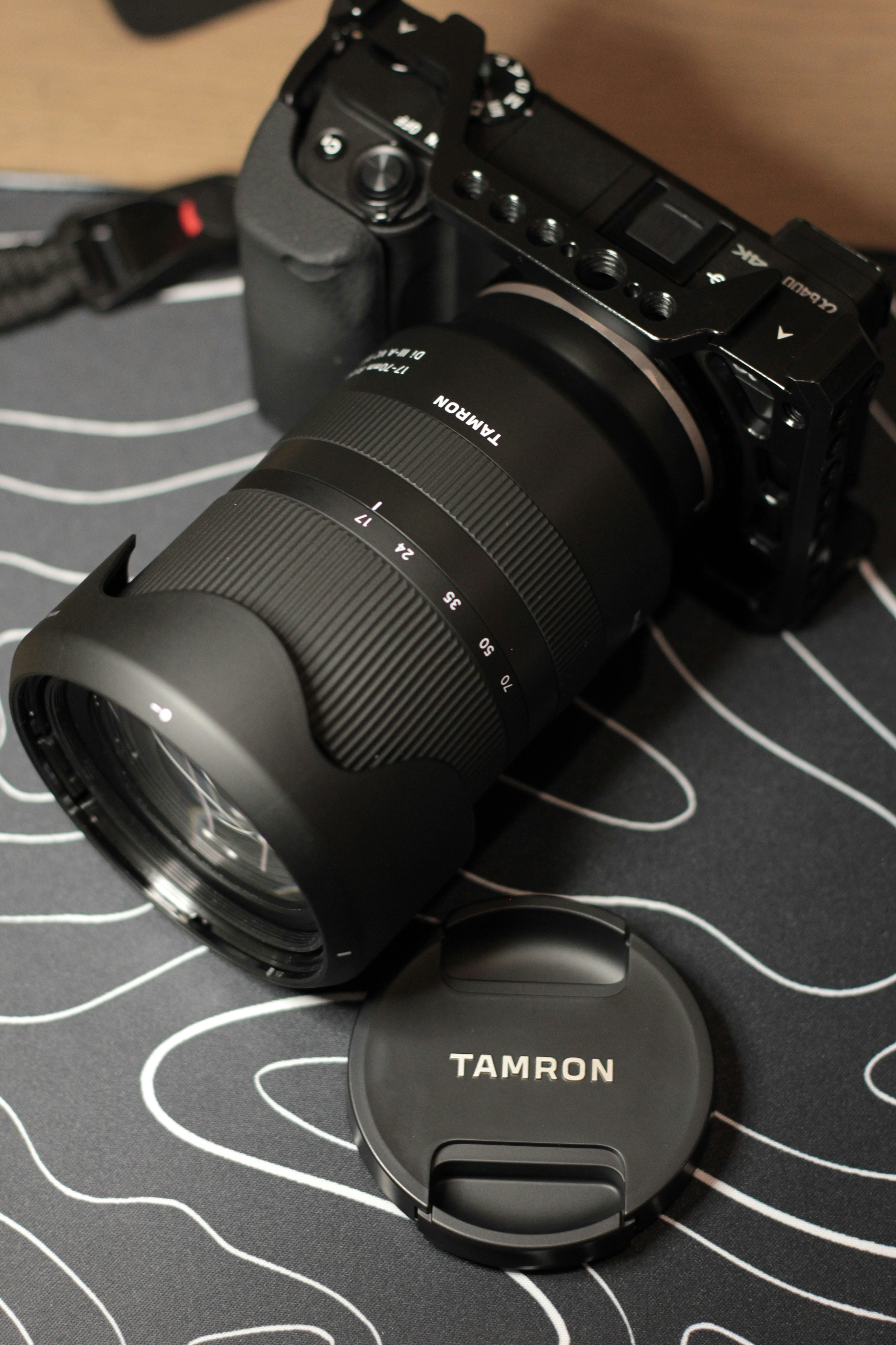 Un appareil photo numérique noir avec un objectif Tamron.