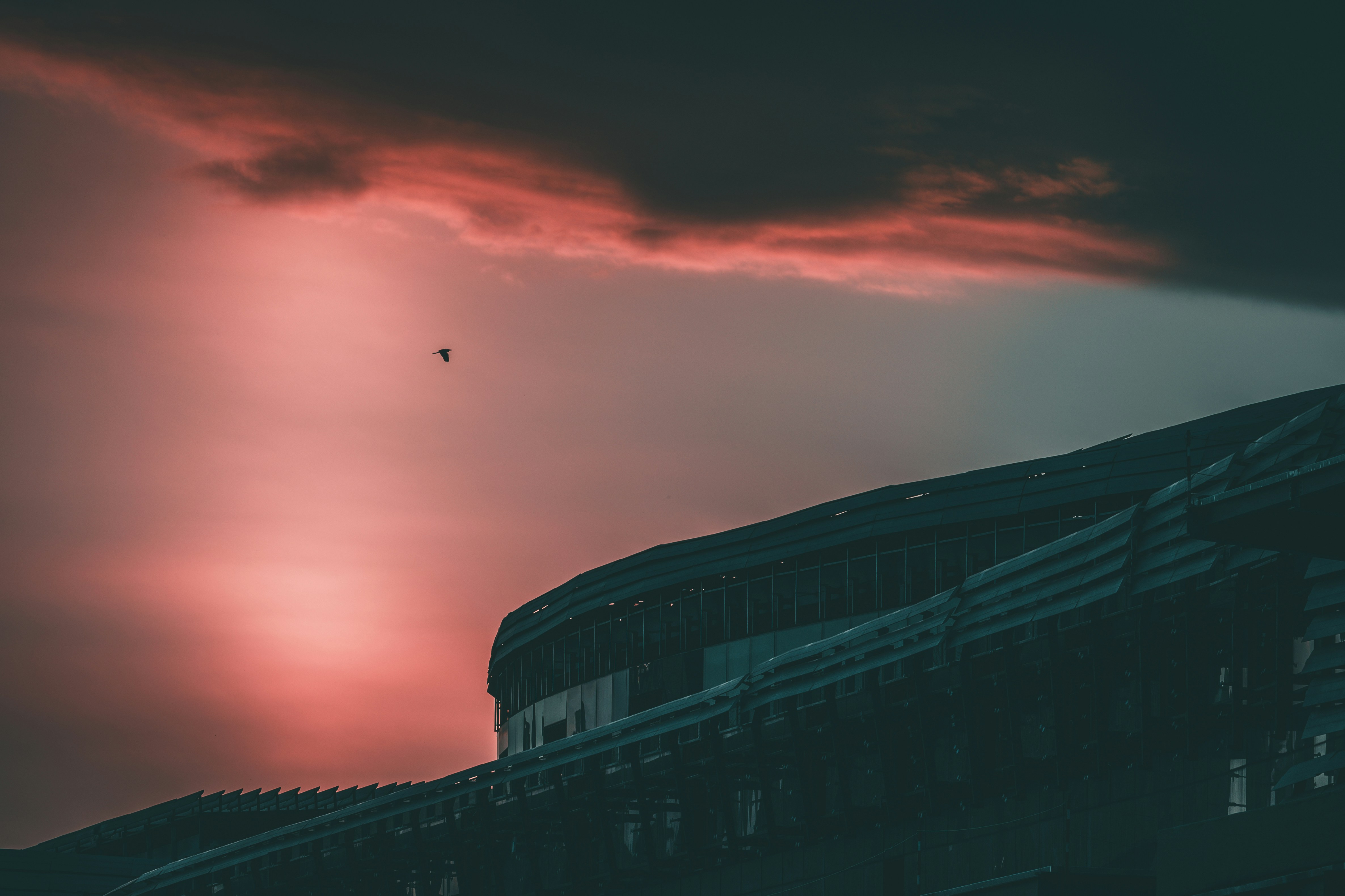Estadio bajo un dramático cielo rojo y oscuro