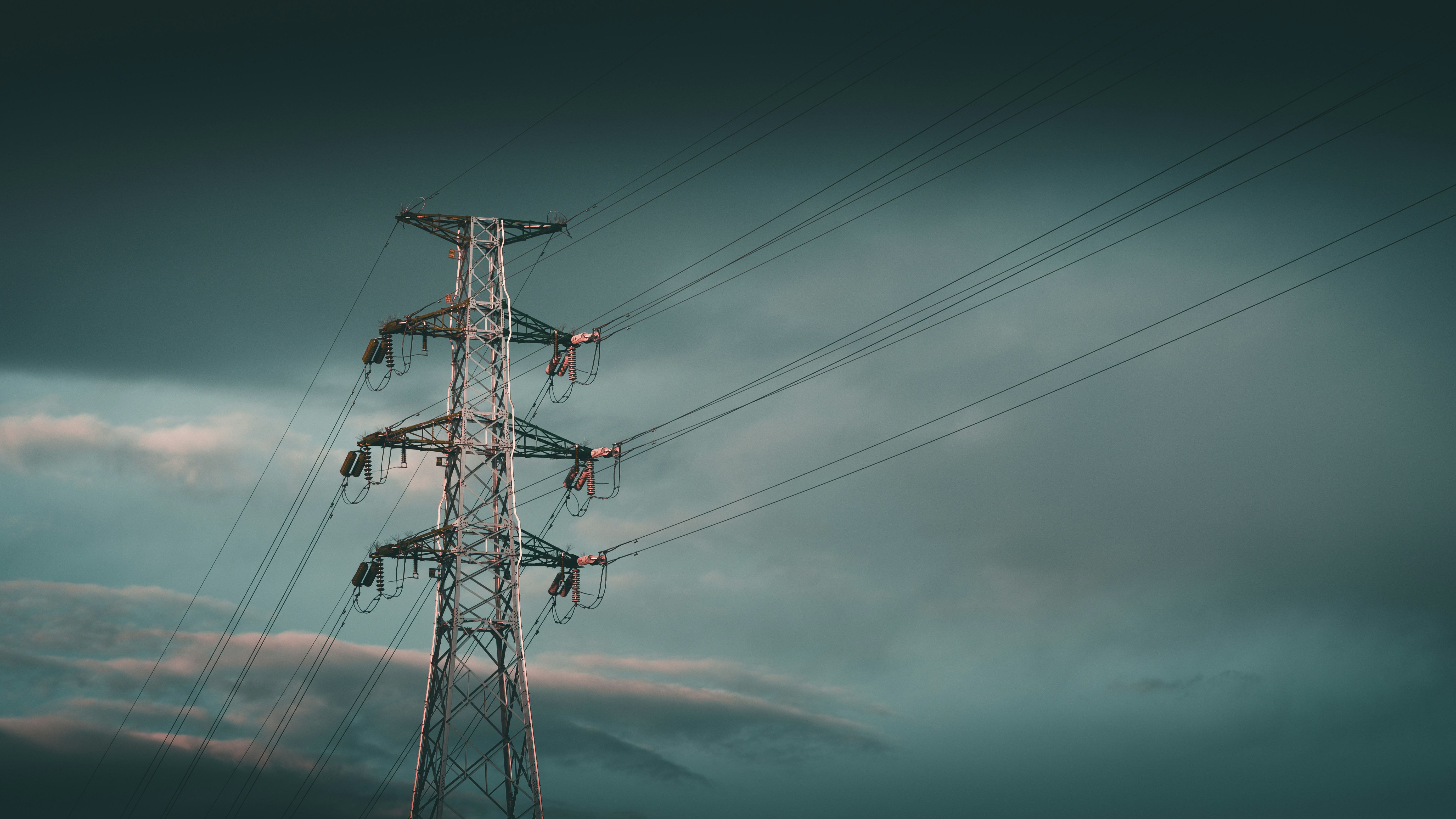 Una alta torre de línea eléctrica contra un cielo nublado