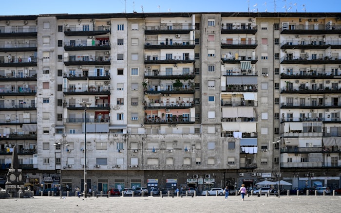 Balkonlu apartman cephesi