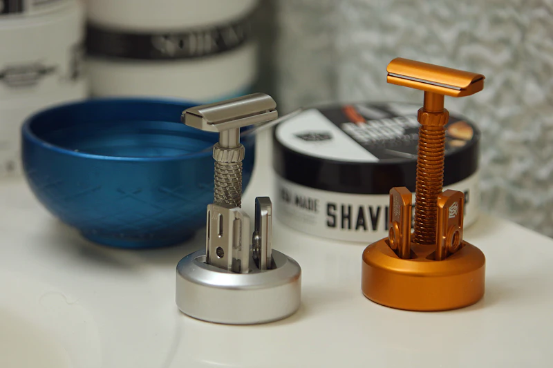 Safety razors on stands