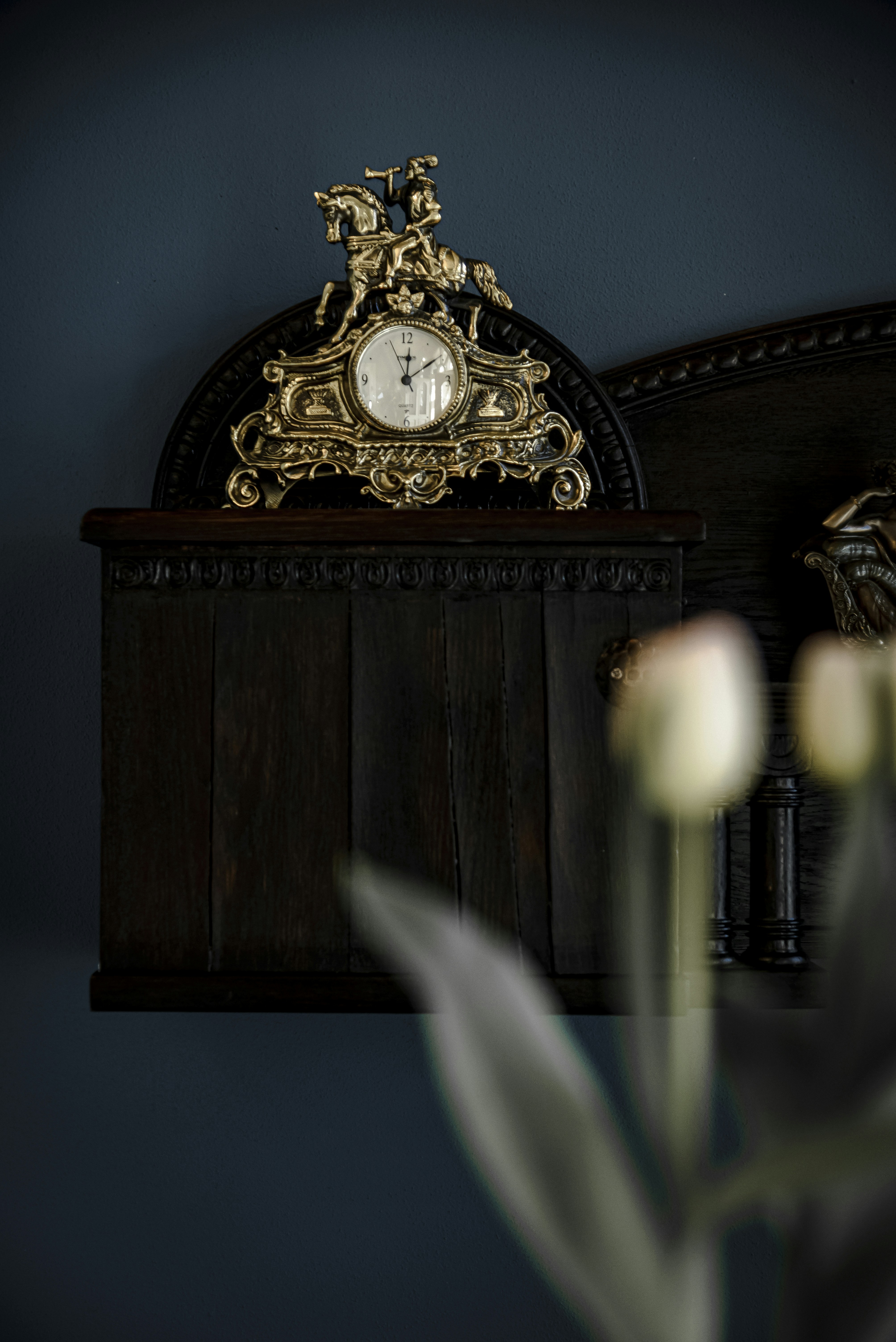 Antike, verzierte Uhr mit goldenem Pferd und Reiter.