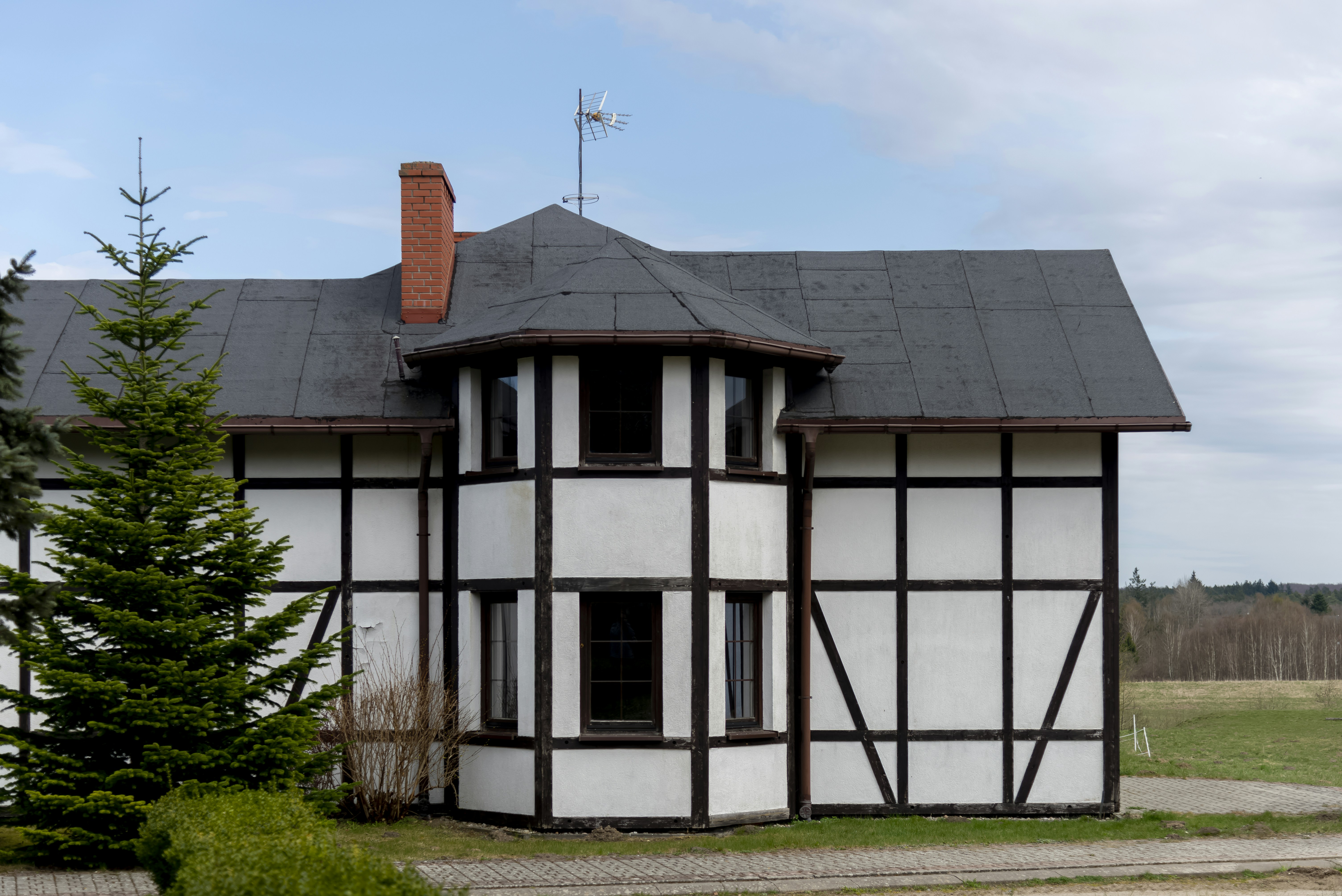 Ein weißes Gebäude mit dunklem Fachwerk.