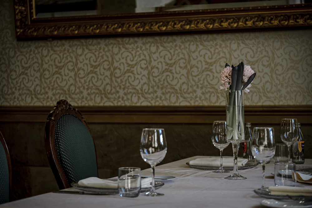 Table dressée avec verres à vin dans une salle intime