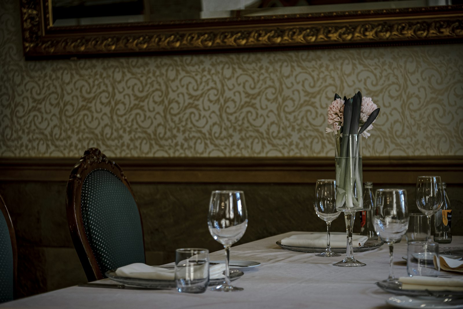 Table dressée avec verres à vin dans une salle intime