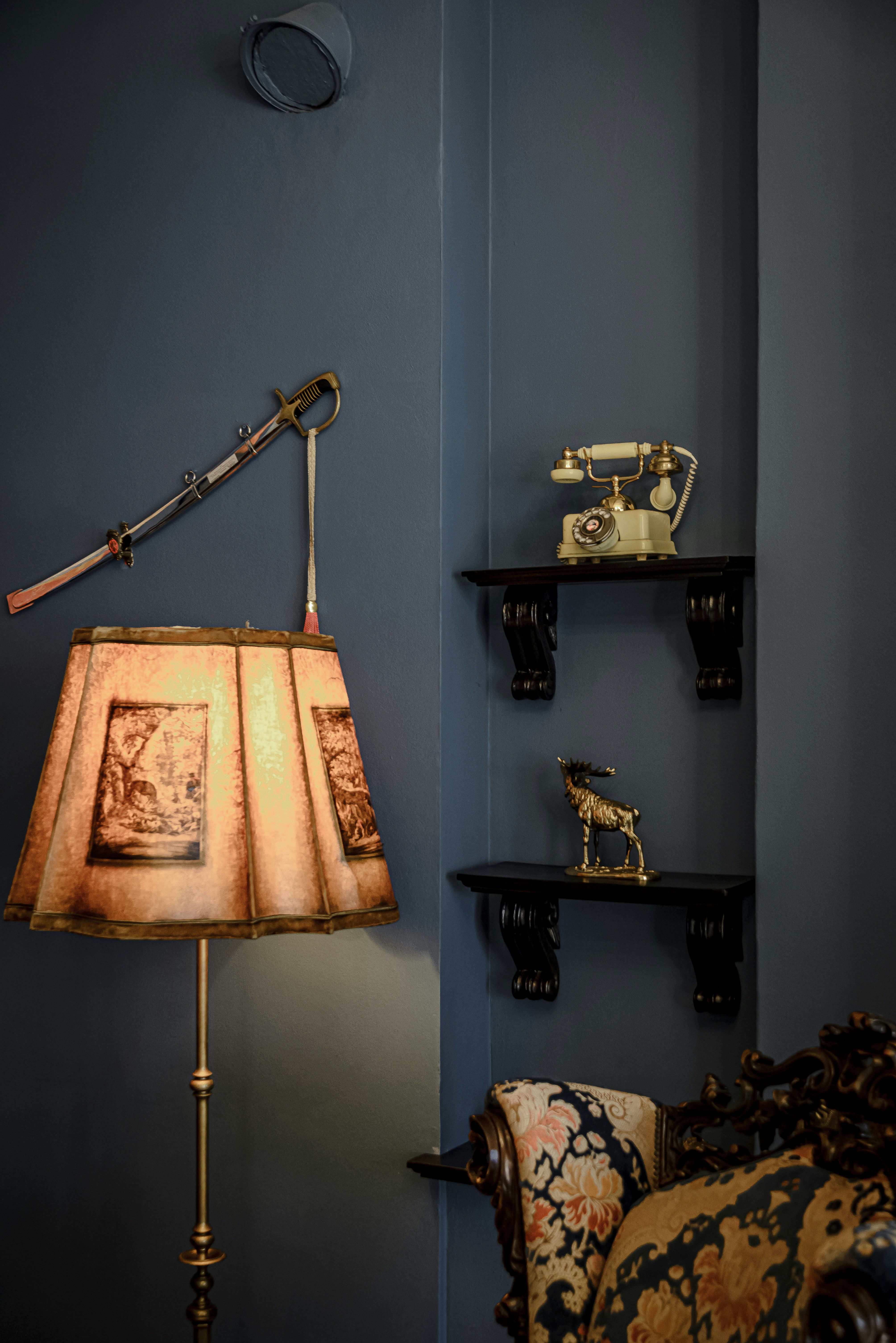 Vintage-Lampe und Telefon im Regal