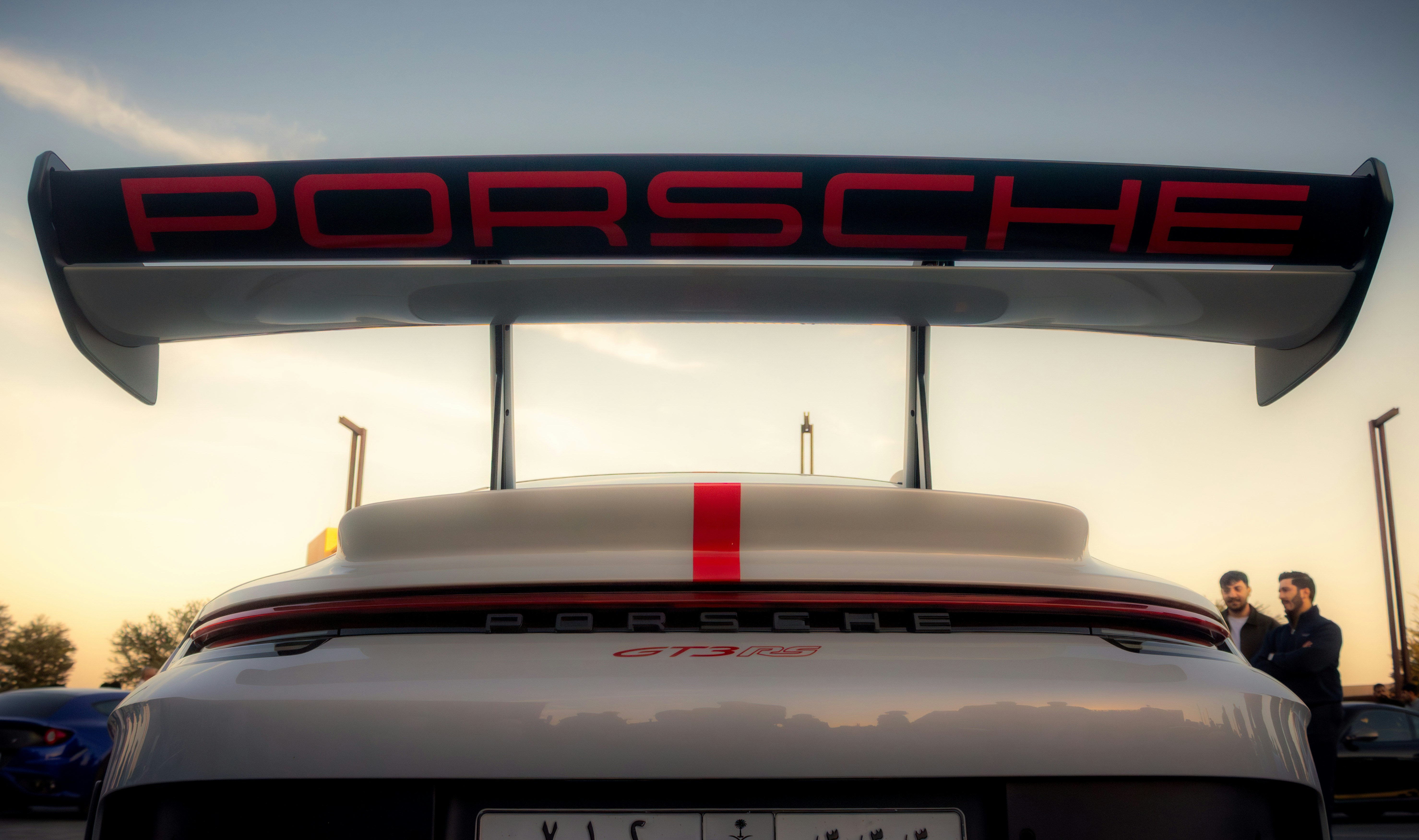 Vista posteriore di una Porsche bianca con un grande spoiler.