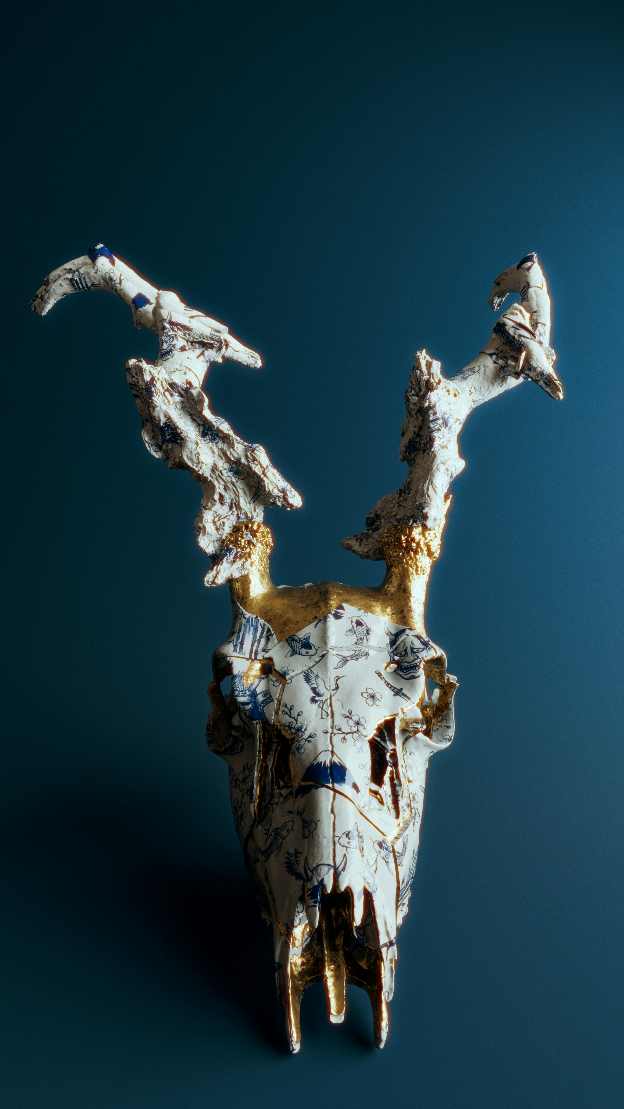 Crâne de cerf décoré avec des accents dorés sur fond sombre