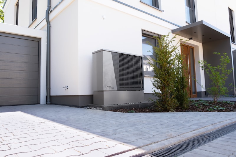 Unidade de climatização instalada junto a uma moradia pela SM System AC