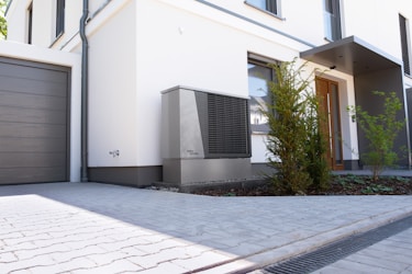 Vivienda con bomba de calor de aerotermia en el exterior
