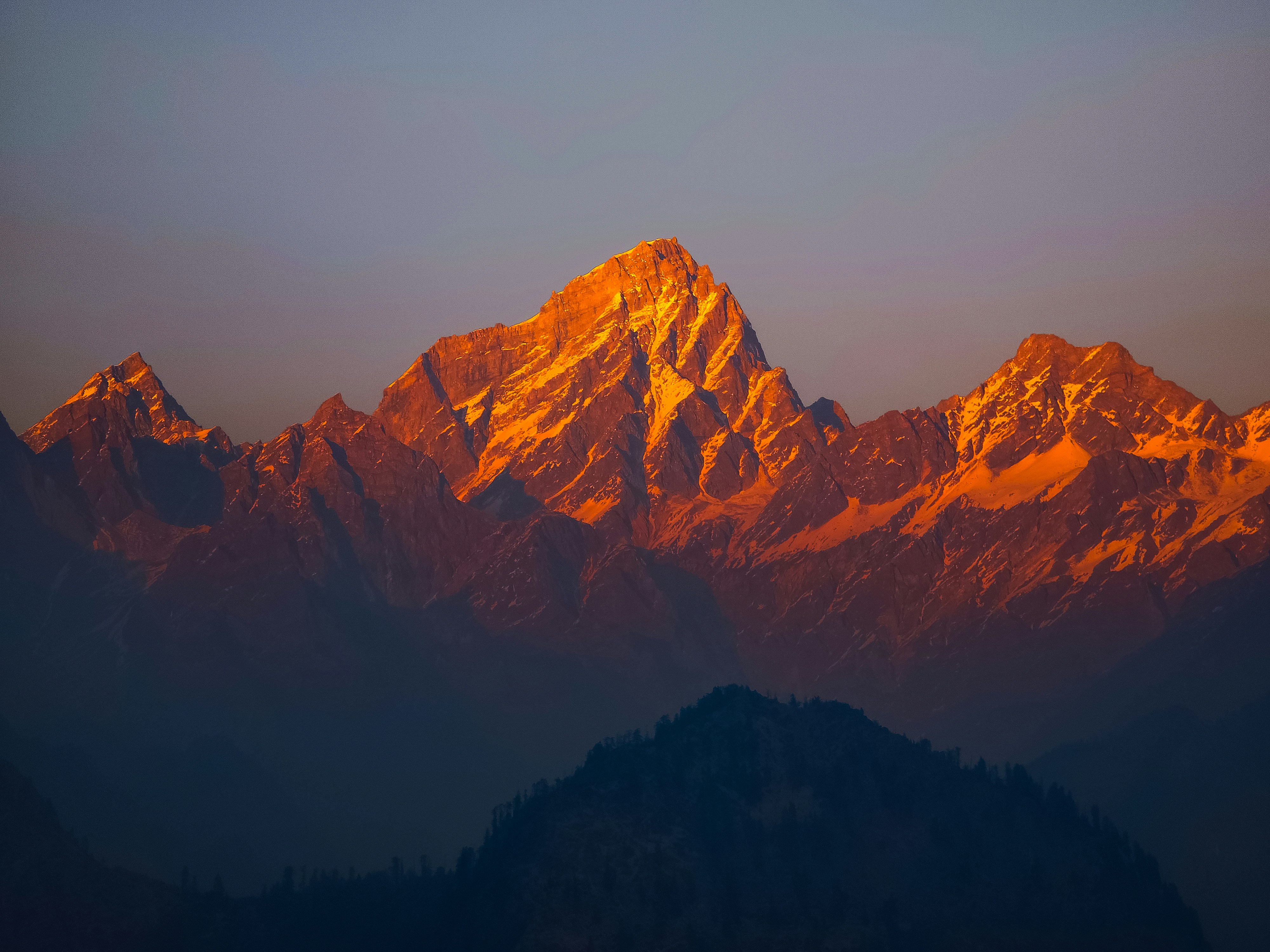 Cime dorate illuminate dalla luce del tramonto