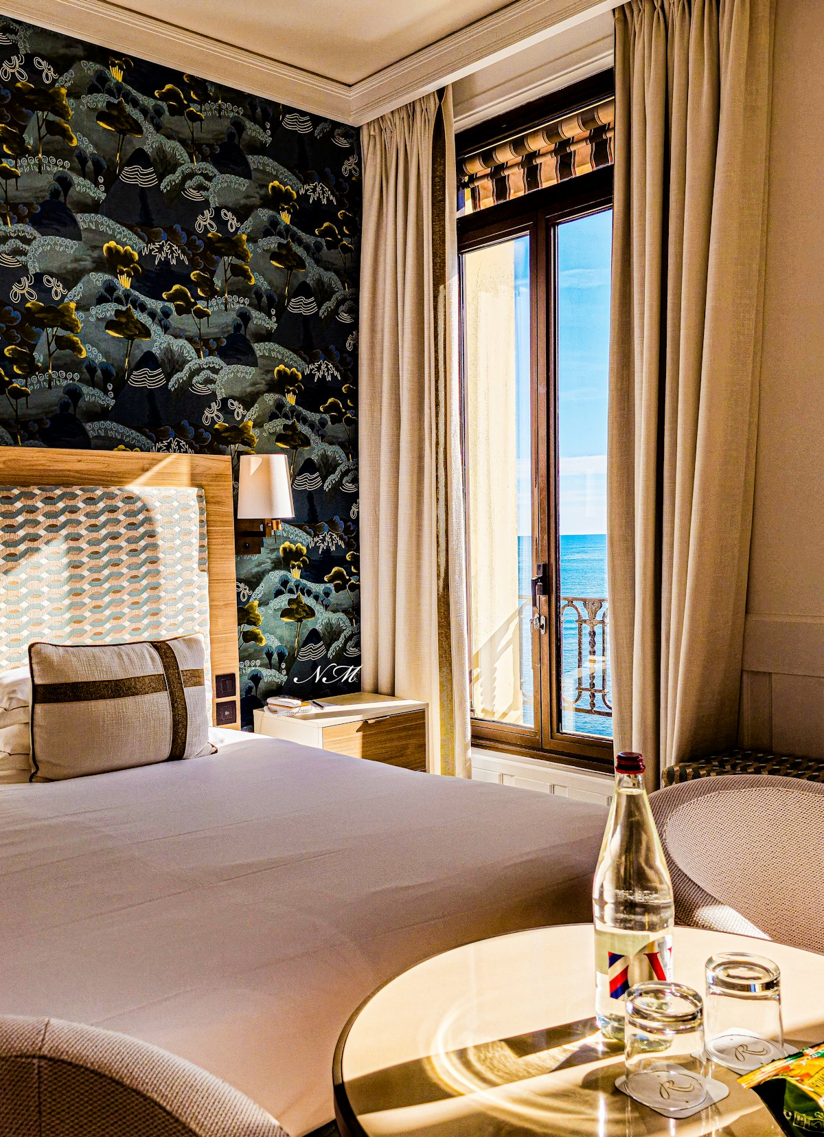 Suite Ban Công Hướng Biển