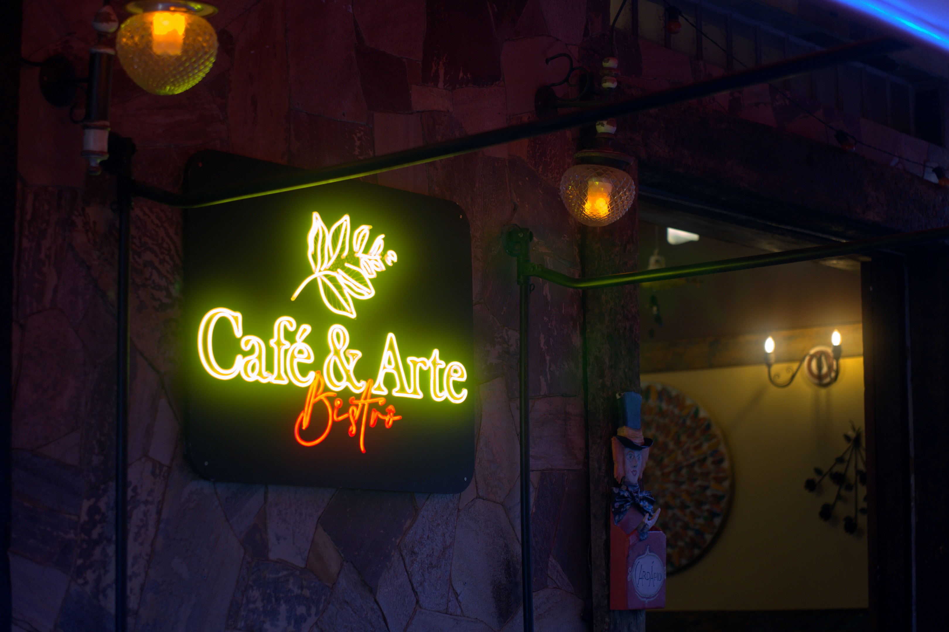 Neon sign for caffe & arte at night