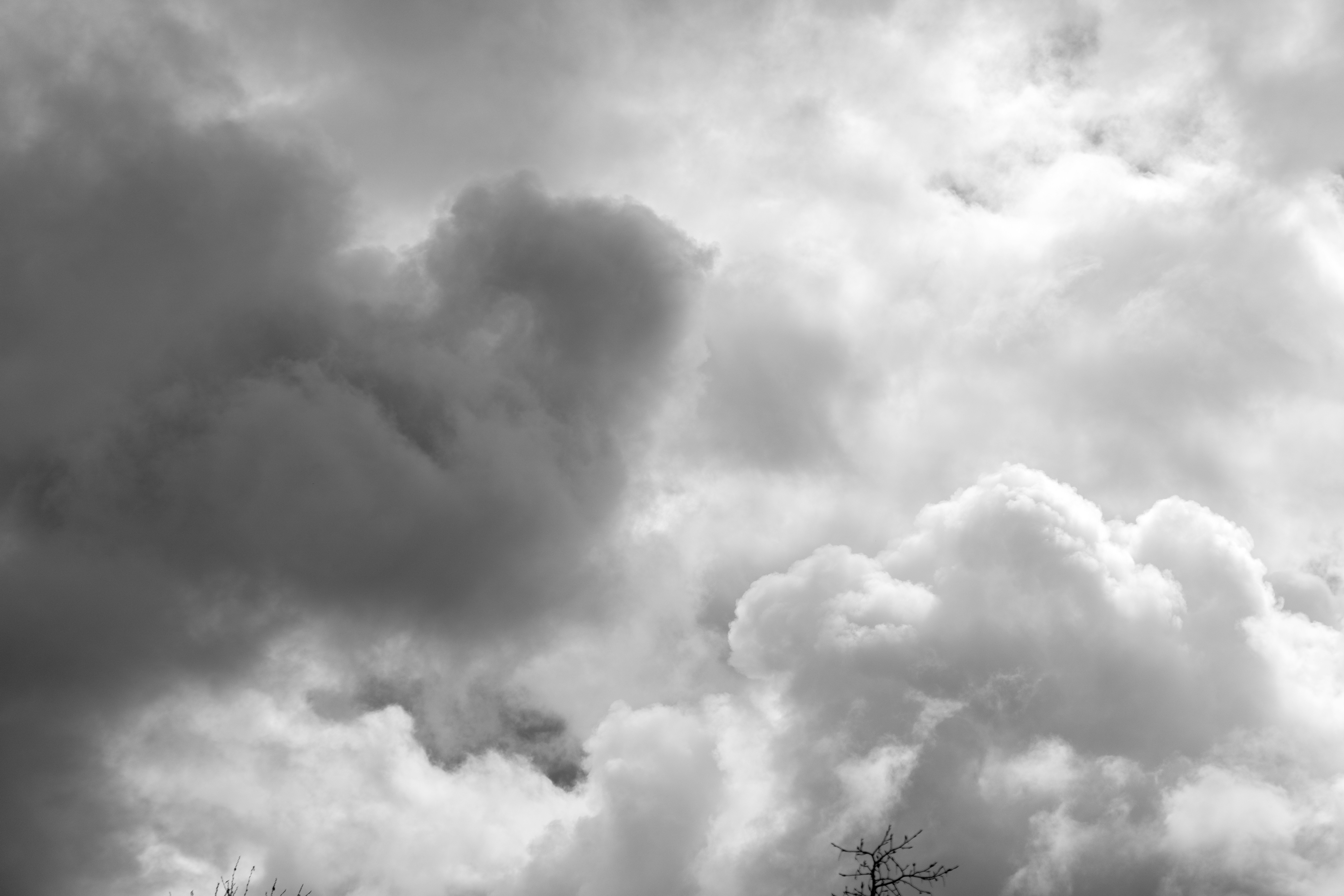 Awan gelap dramatis melawan langit yang cerah