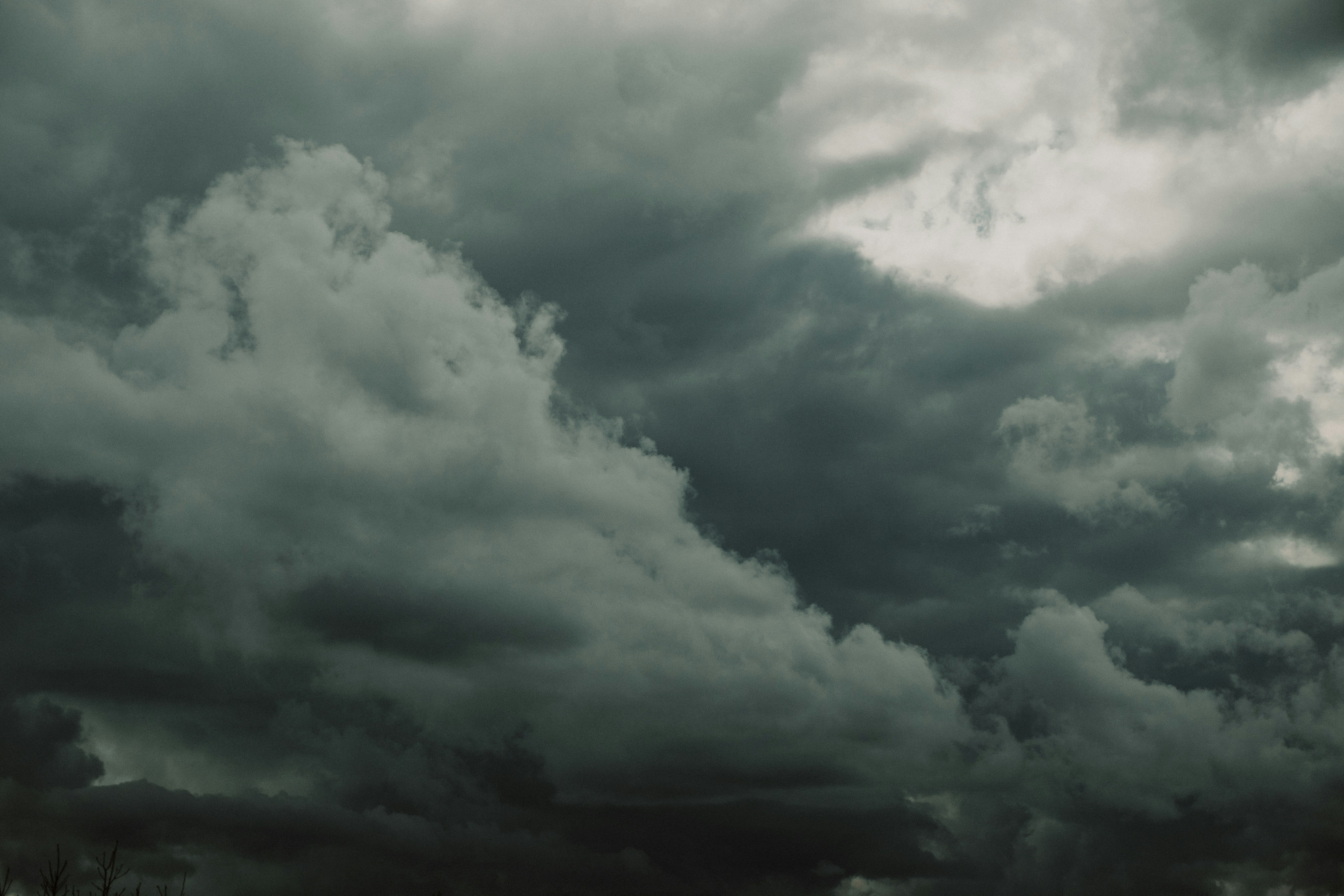 Awan badai yang gelap dan dramatis berkumpul di langit