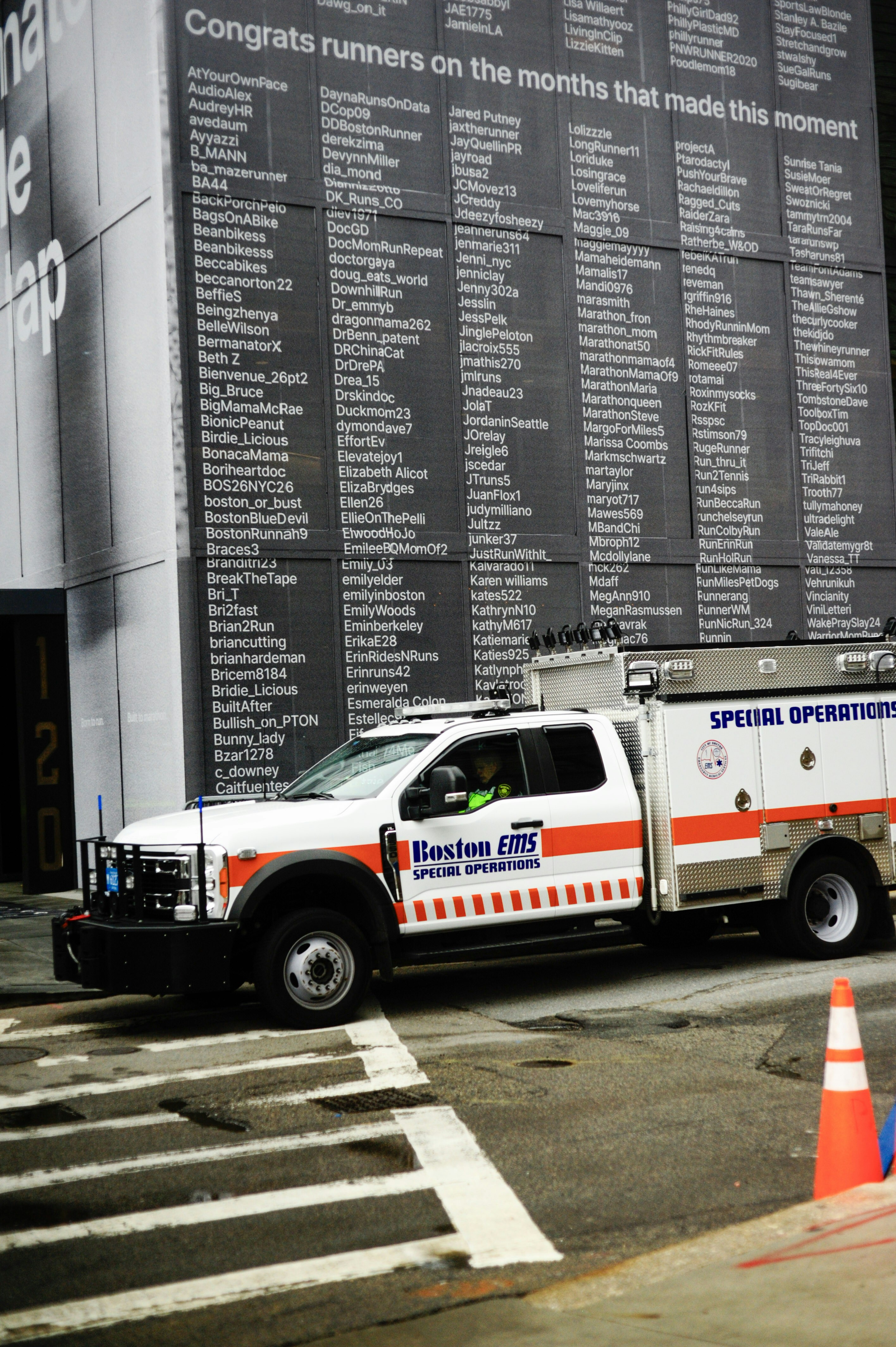 Veicolo per le operazioni speciali parcheggiato vicino a un edificio con nomi.