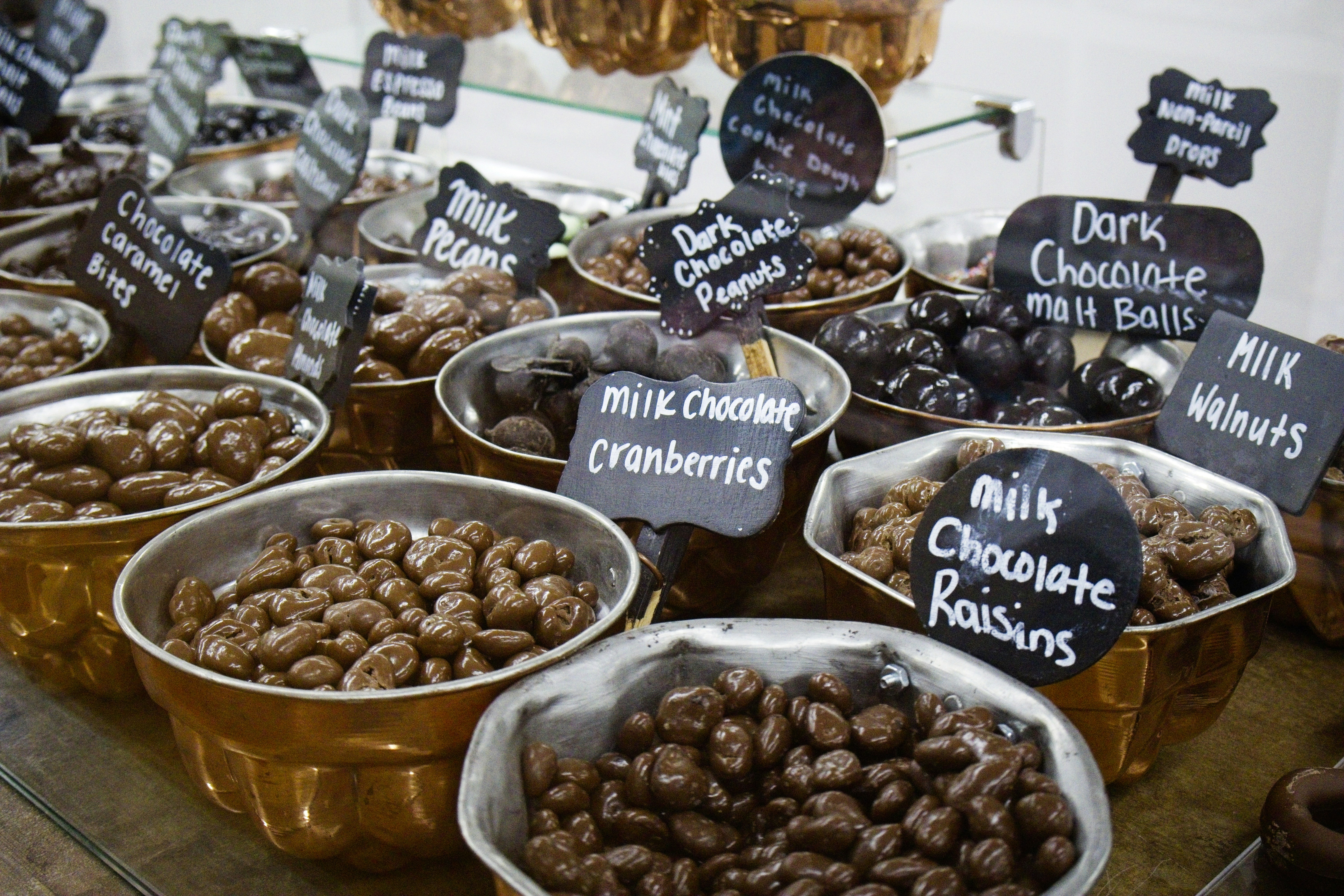Ciotole di caramelle al cioccolato assortite e noci.