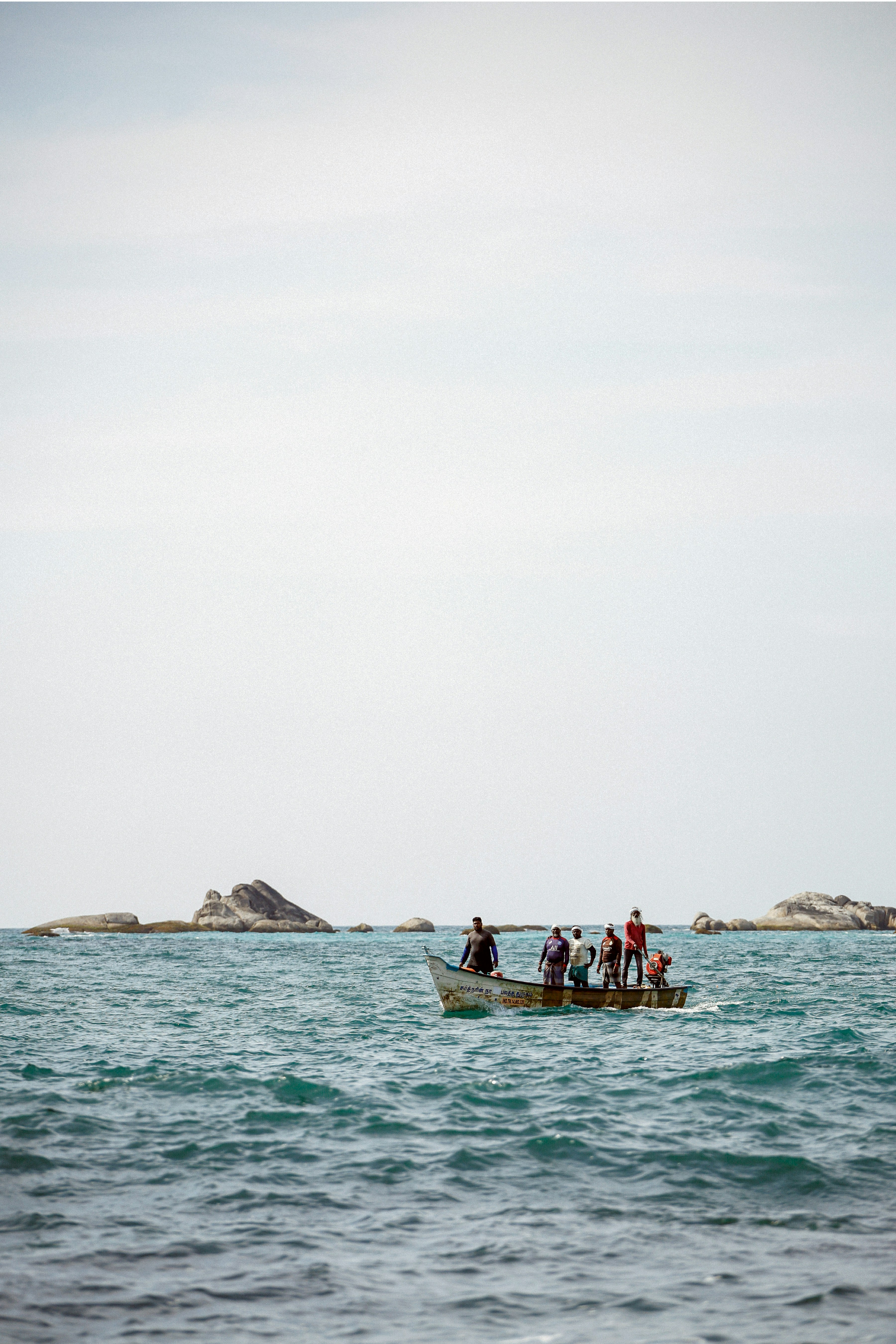 Pessoas em um barco navegando no oceano