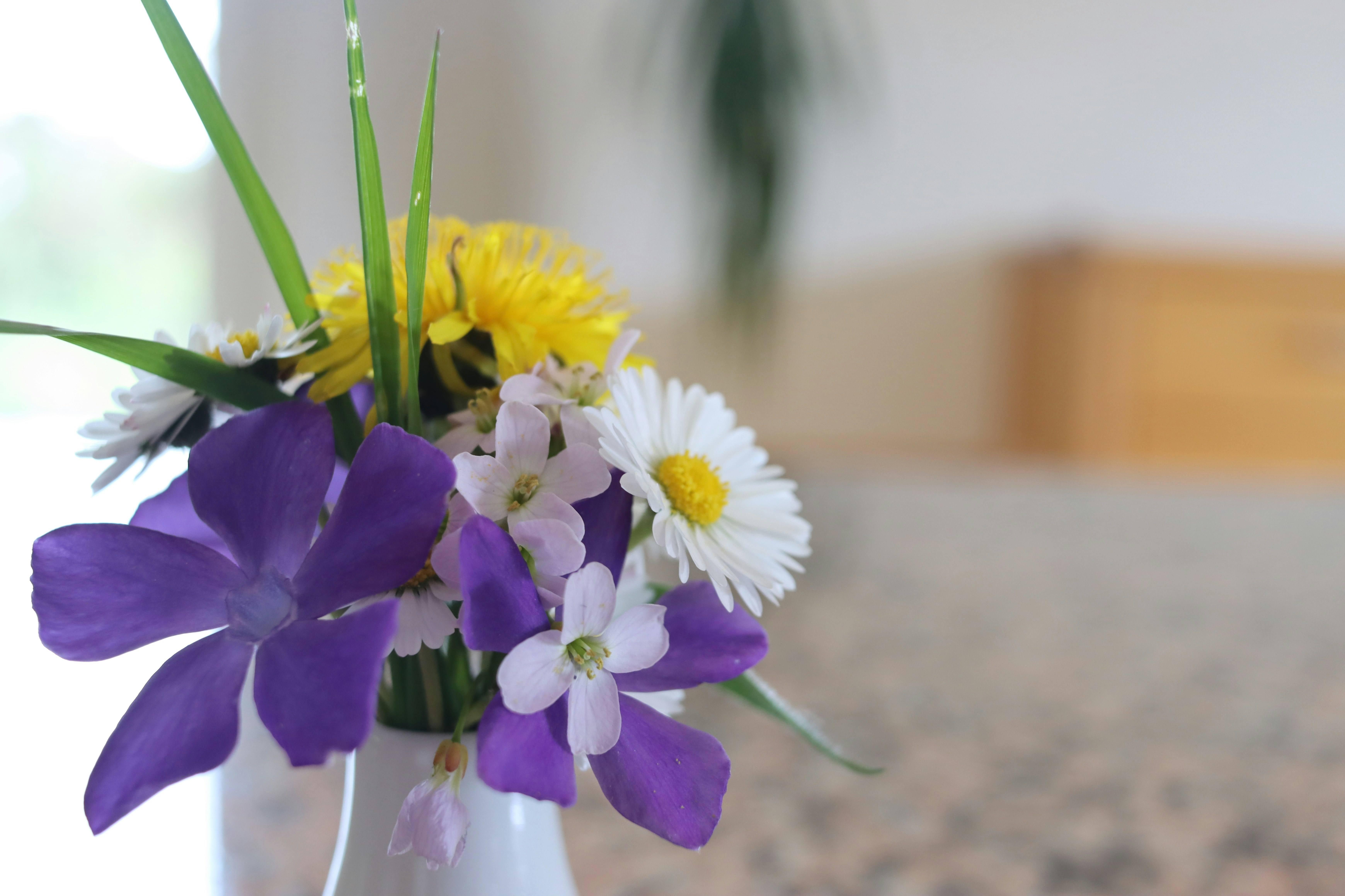 Un pequeño ramo de flores moradas y blancas.