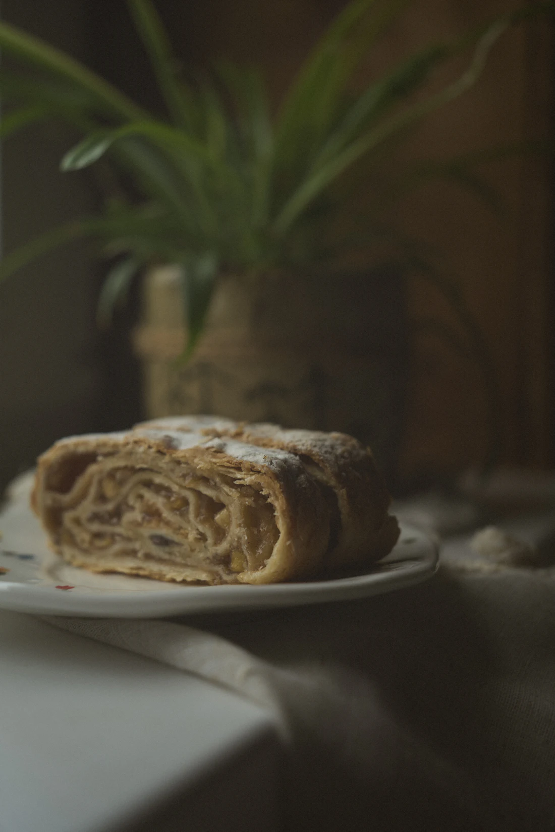 Een punt apfelstrudel op een bord