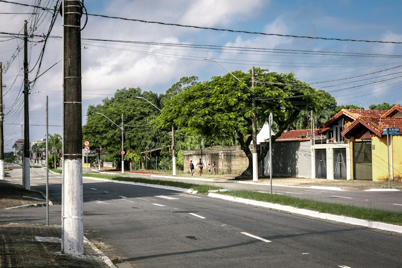 Rua residencial tranquila e arborizada no Jardim Califórnia, Jacareí