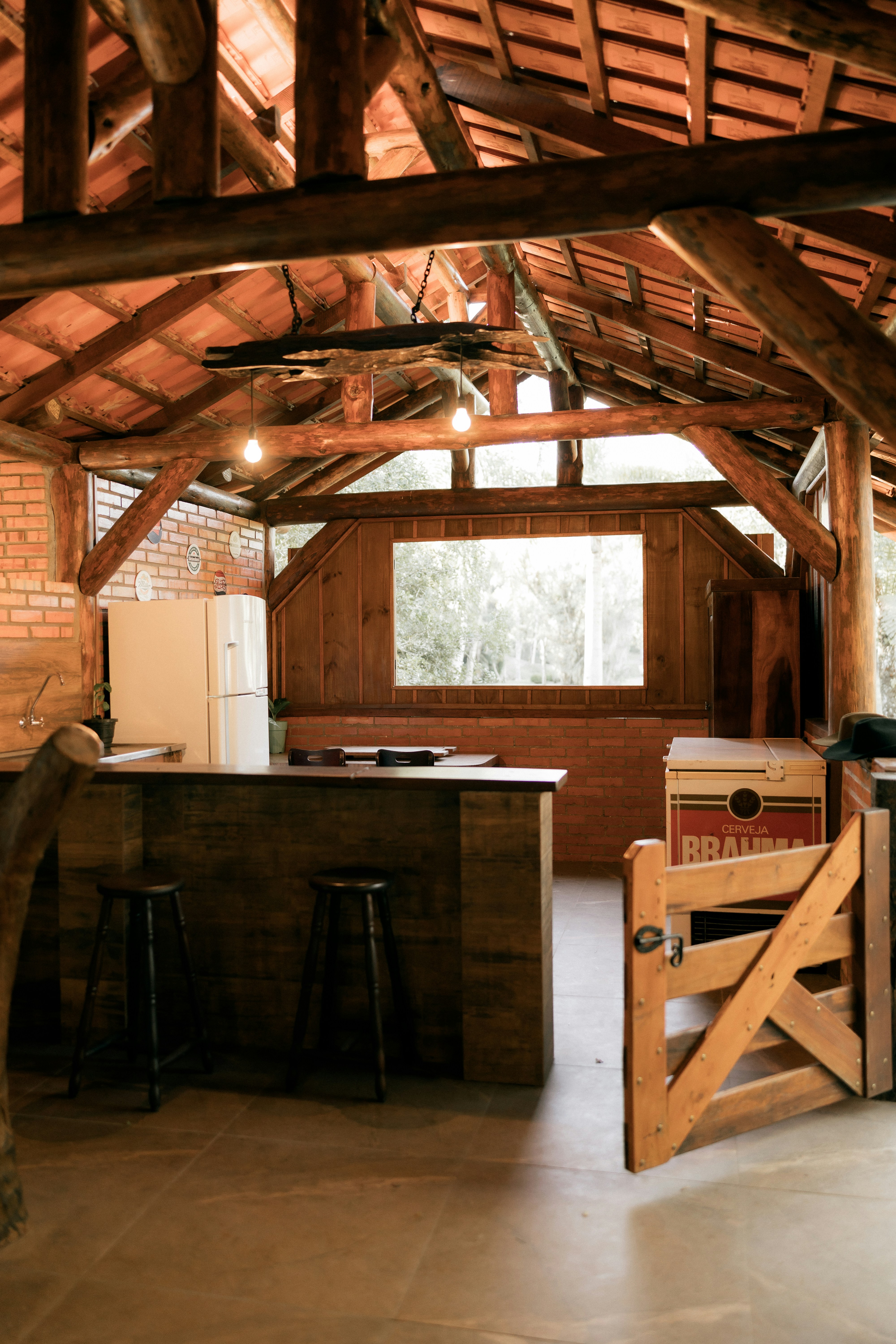 Cuisine rustique en bois avec bar et tabourets