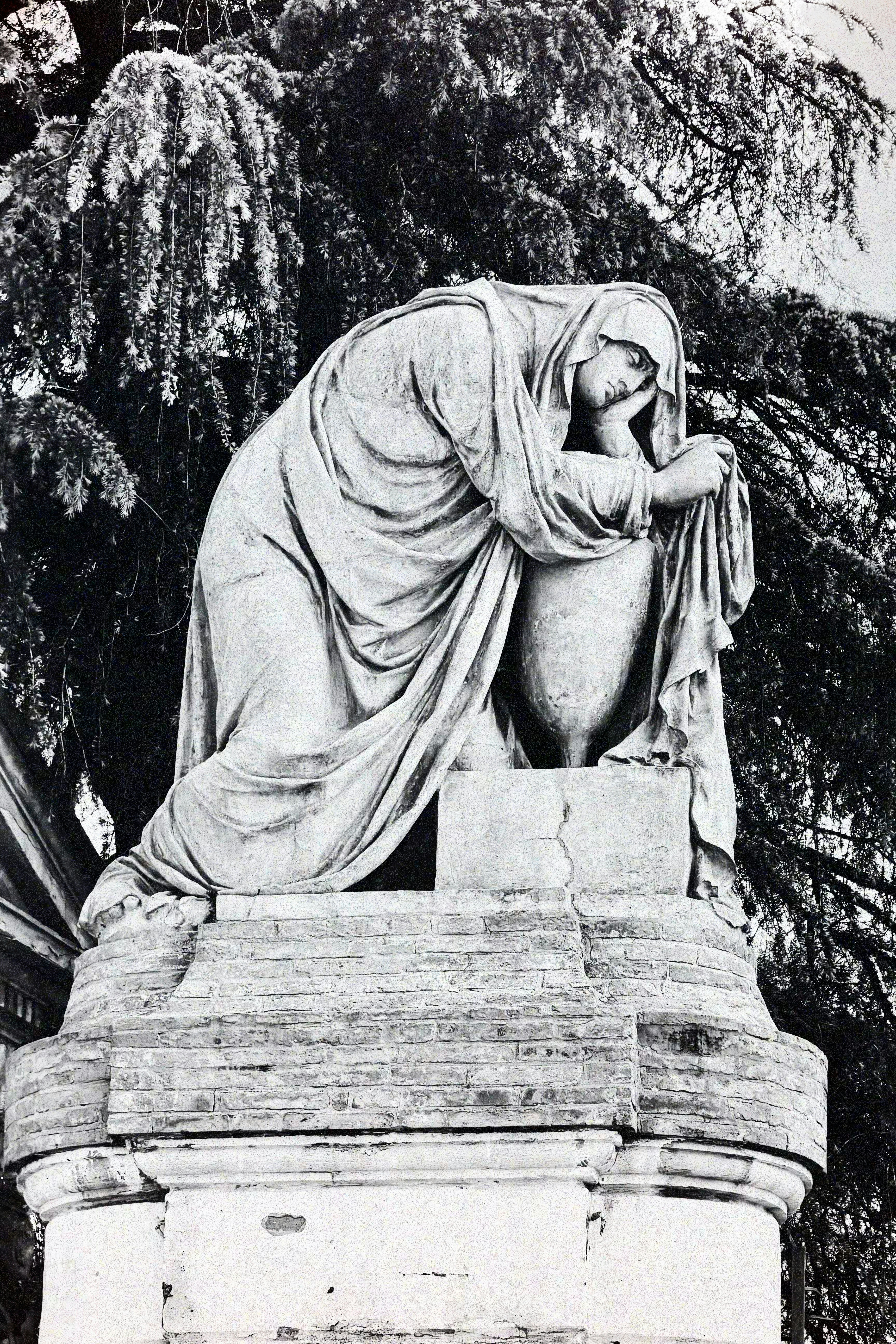 Uma estátua de luto de uma mulher com uma urna