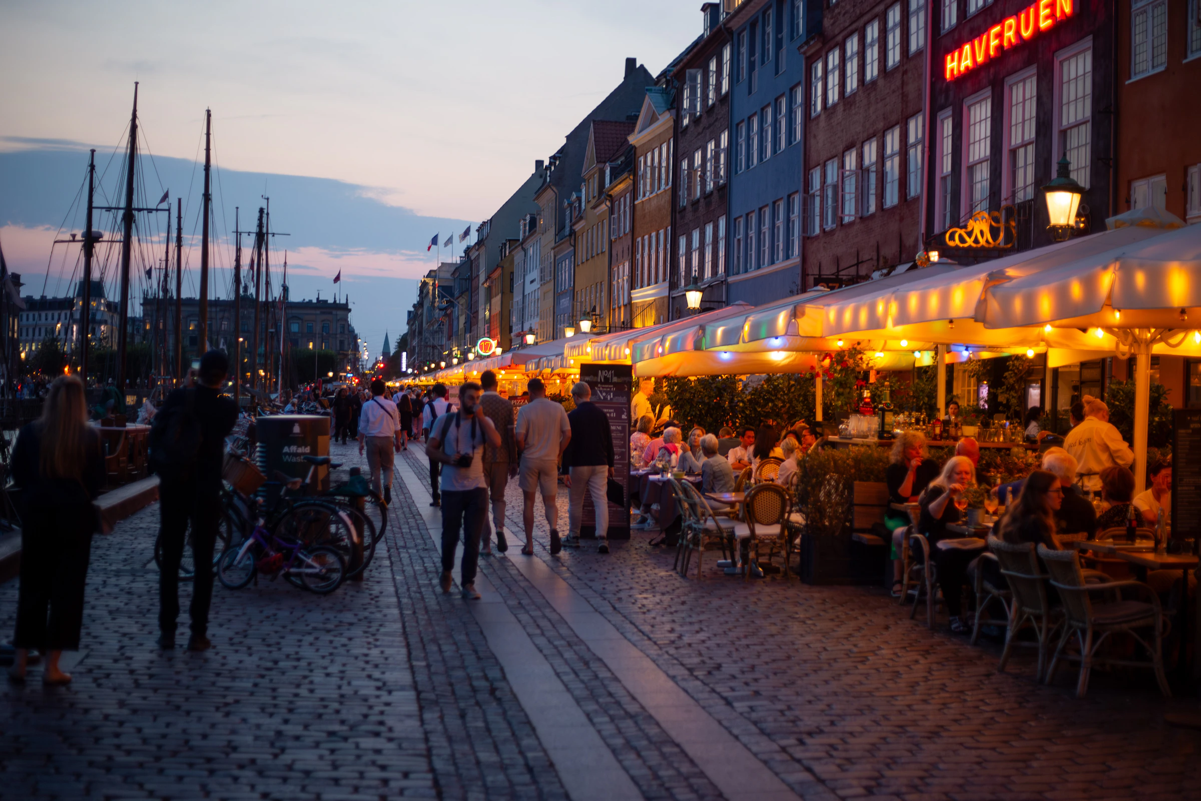 Tepi air Nyhavn Copenhagen menjelang sore.