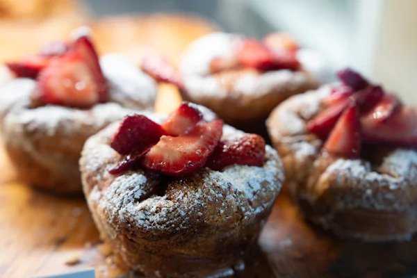 Muffins con fresas frescas y azúcar glas
